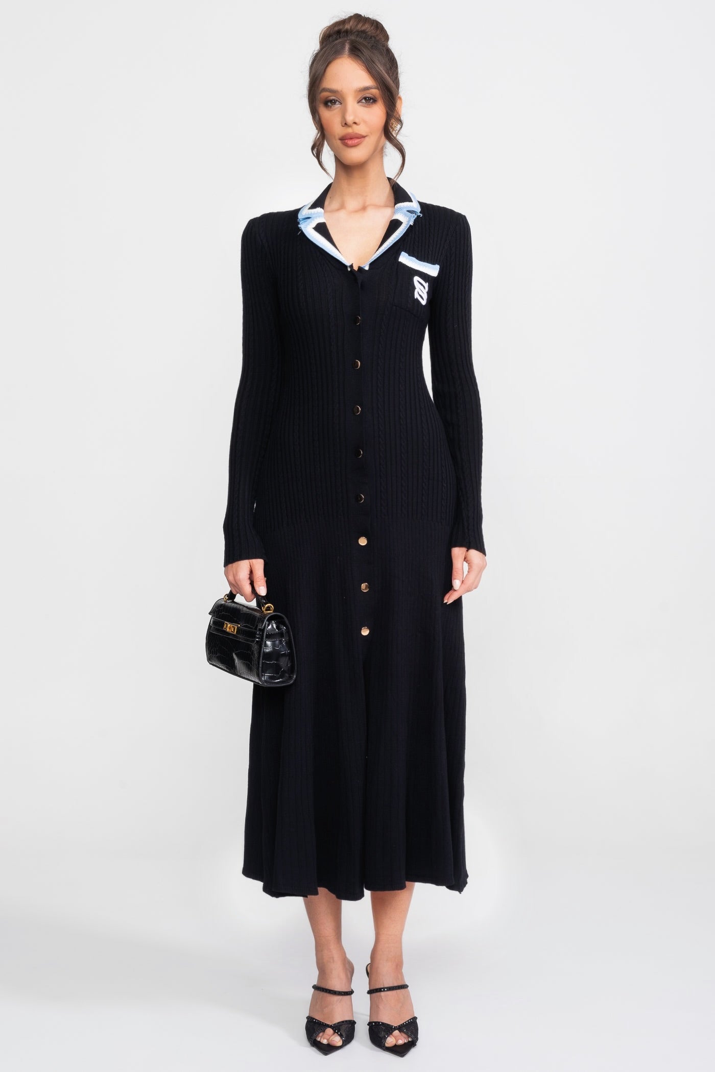 Abito midi in maglia a maniche lunghe con colletto polo e patch con monogramma - Nero