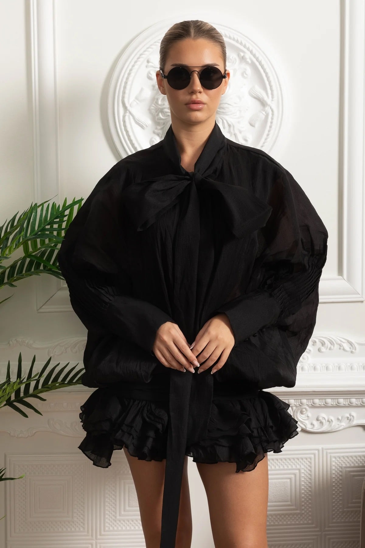 Miniabito con balze e fiocco trasparente al collo - Nero