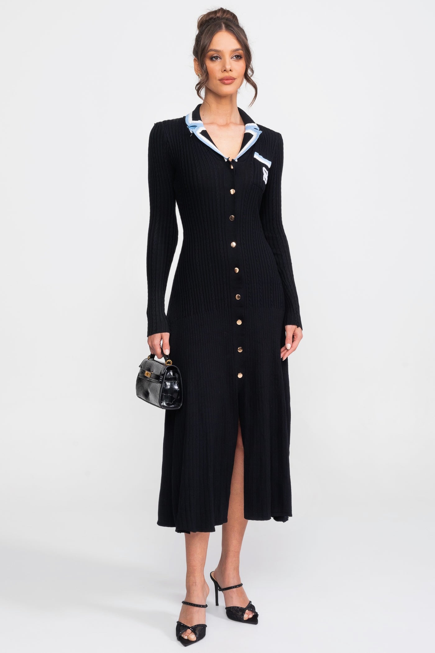 Abito midi in maglia a maniche lunghe con colletto polo e patch con monogramma - Nero