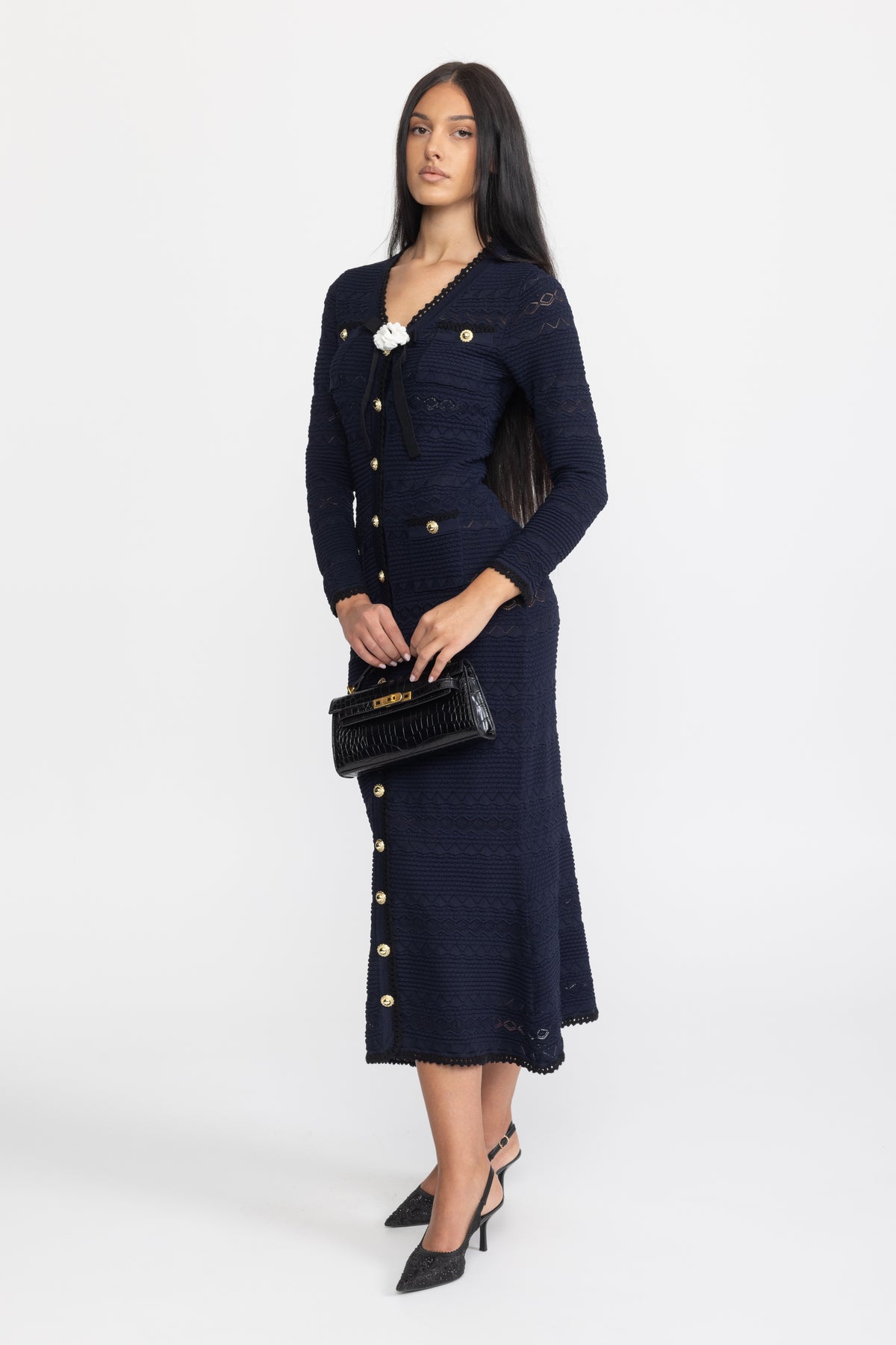 Abito midi in maglia con bordi all'uncinetto, bottoni e spilla a fiore - Navy