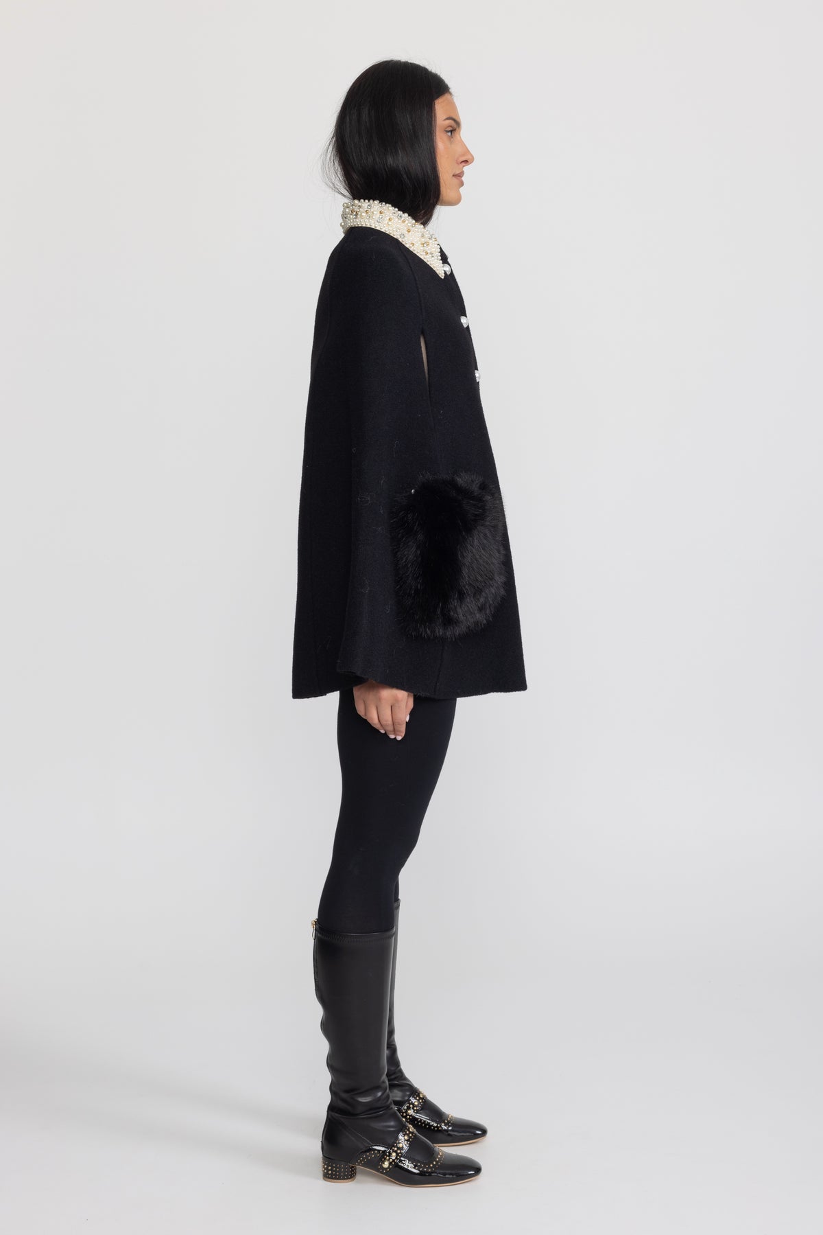 Mantella con colletto impreziosito da perle e tasche in eco-pelliccia - Nero