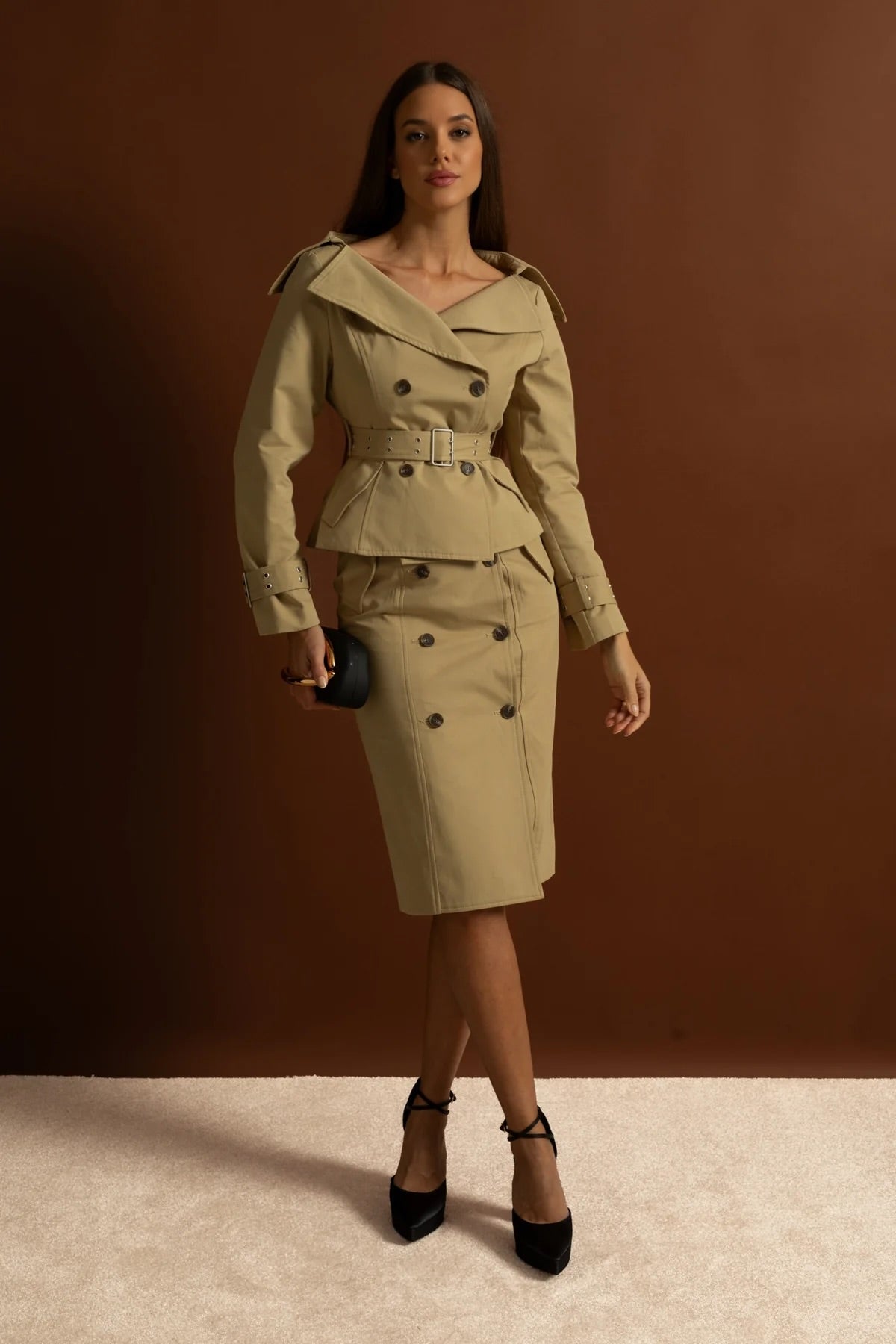 Completo coordinato giacca trench peplum scollata e gonna a tubino – Khaki