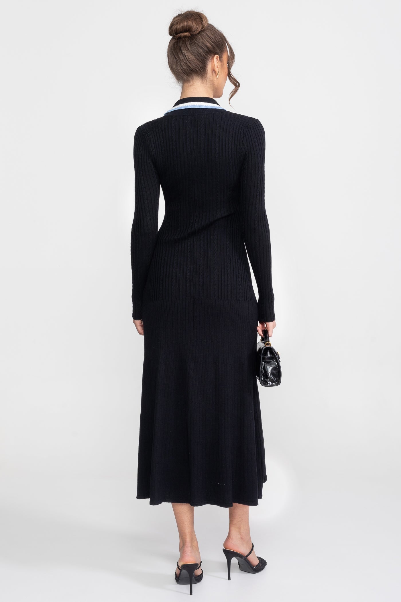 Abito midi in maglia a maniche lunghe con colletto polo e patch con monogramma - Nero