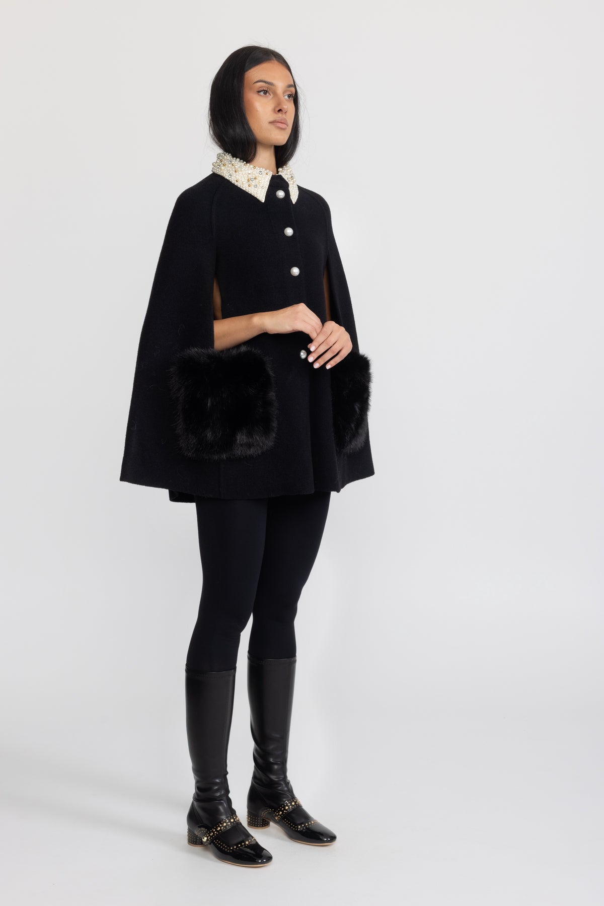 Mantella con colletto impreziosito da perle e tasche in eco-pelliccia - Nero