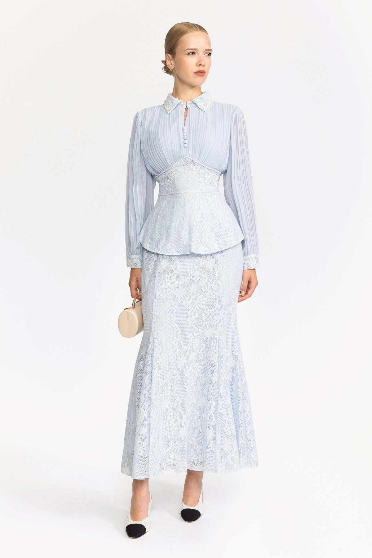 Completo con blusa peplum in chiffon plissettato e pizzo e gonna maxi - azzurro chiaro