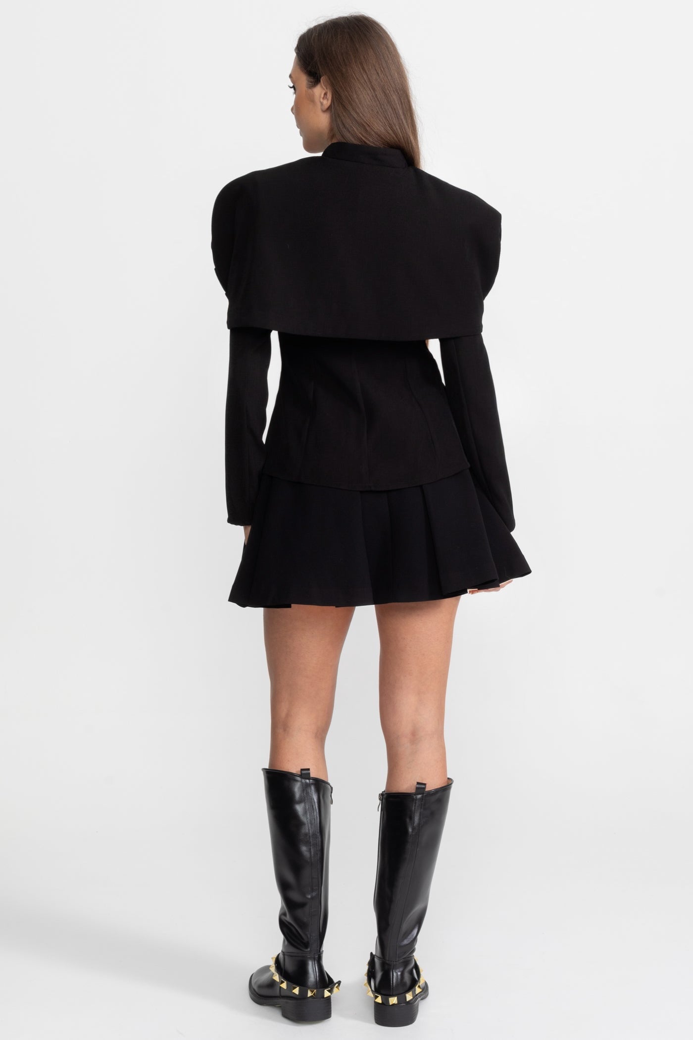 Blazer su misura con sopragonna scultorea e bottoni dorati – Nero