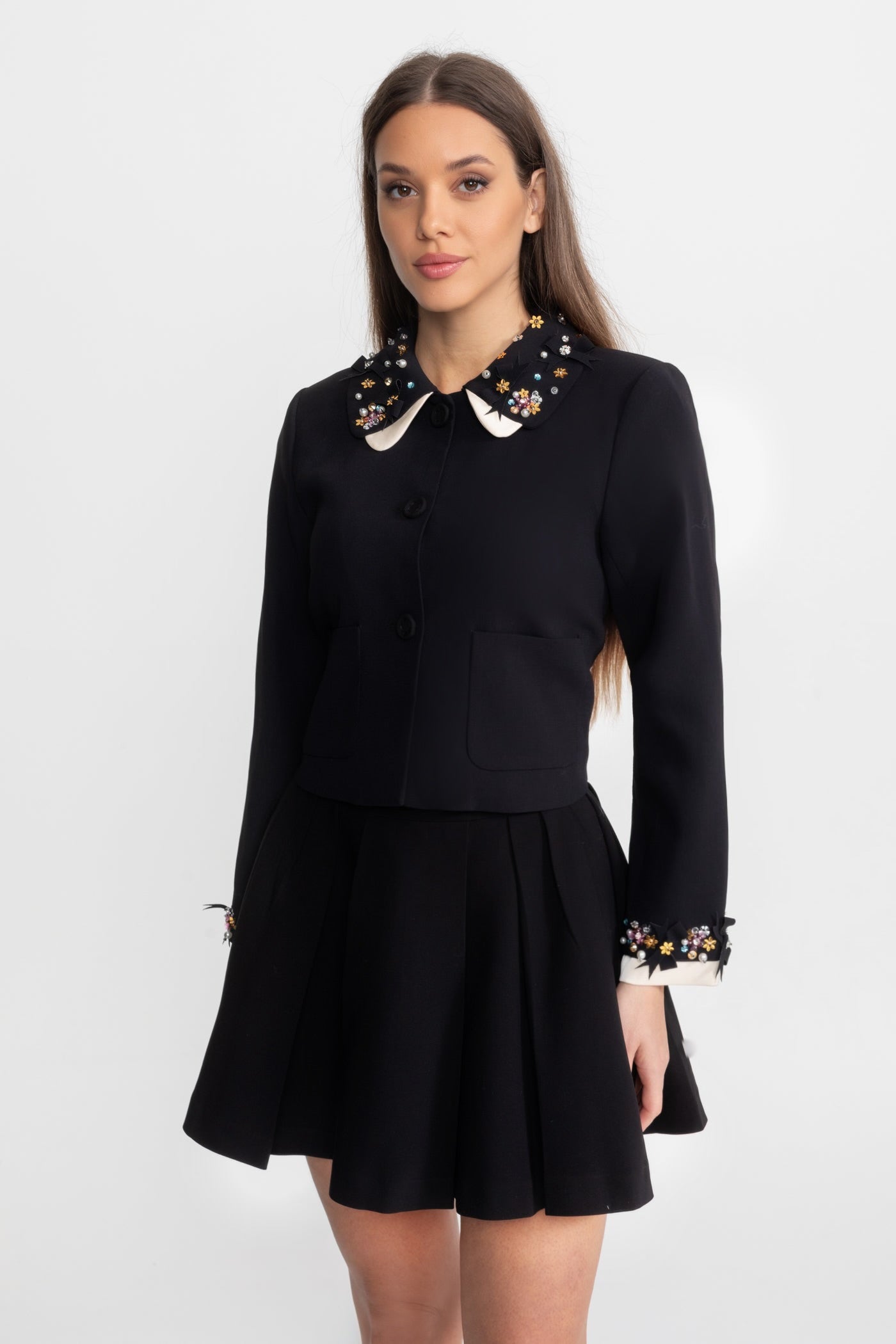 Giacca Tailored Crop con Colletto e Polsini Decorati – Nero
