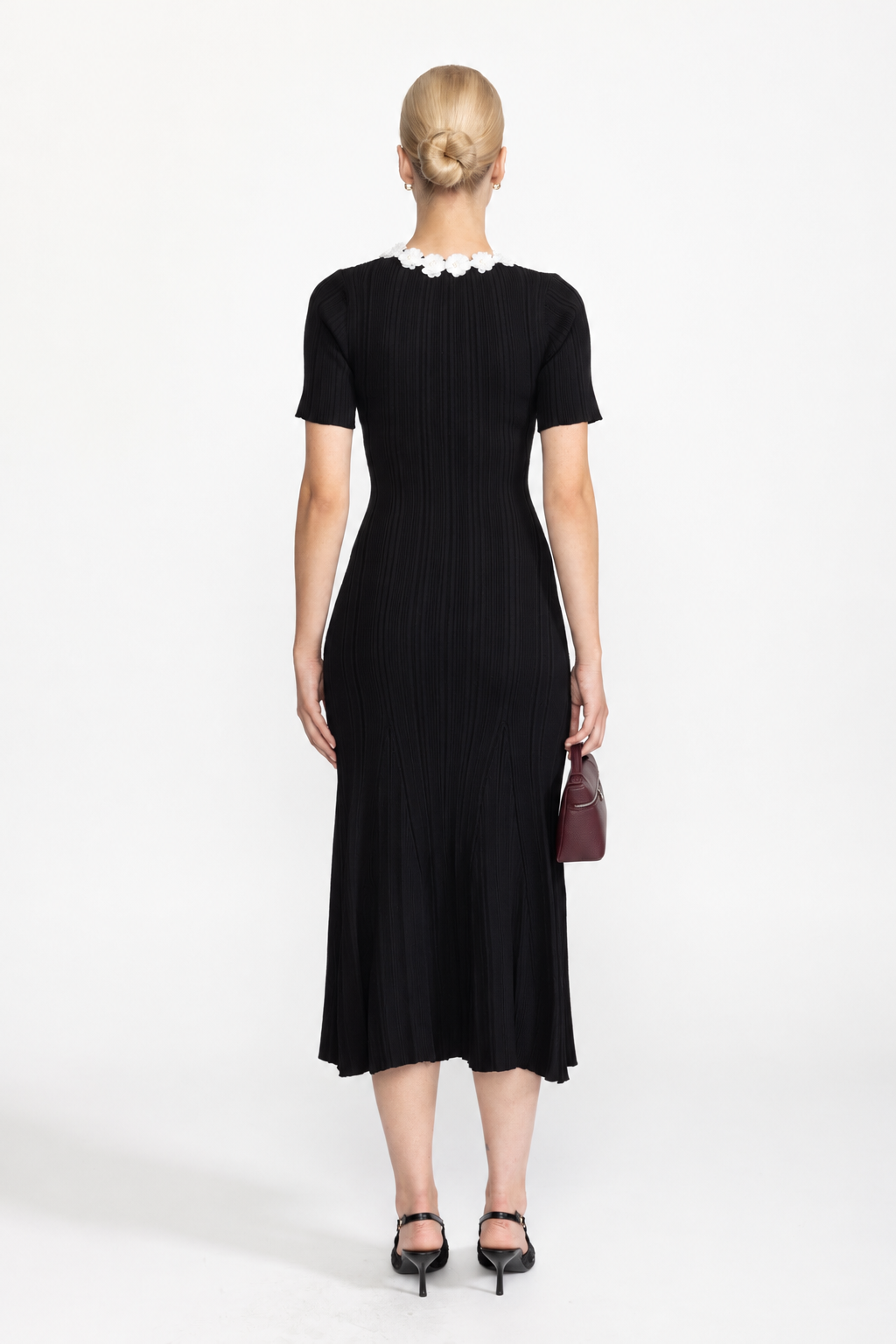Abito midi in maglia a coste con applicazione floreale - Nero