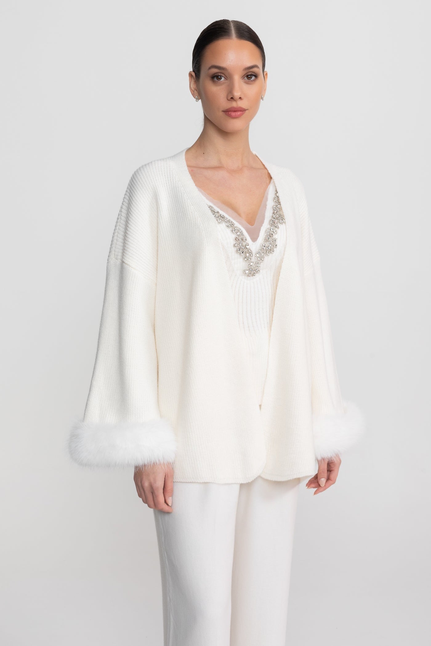 Completo a Due Pezzi in Maglia con Decorazioni in Cristallo e Polsini Rifiniti - Bianco