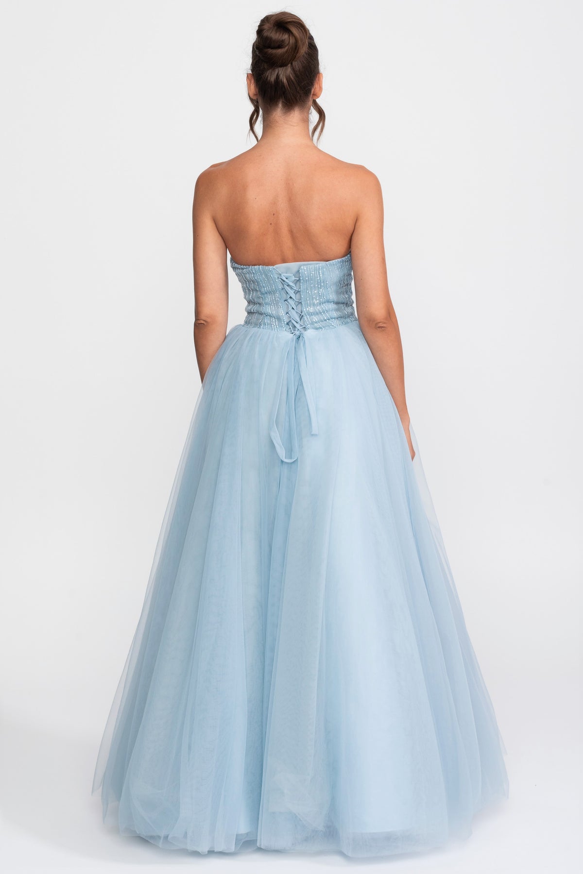 Abito da sera in tulle senza spalline con decorazioni di paillettes - Light Blue