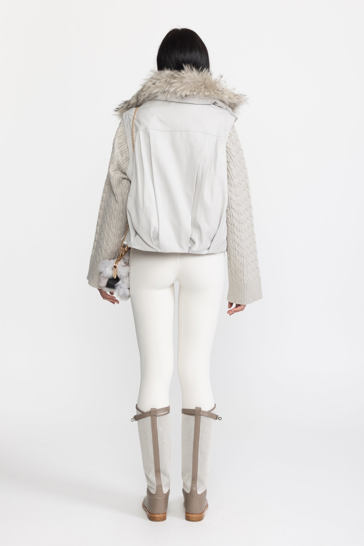 Piumino cropped con maniche in maglia a trecce e collo in pelliccia di procione - grigio chiaro