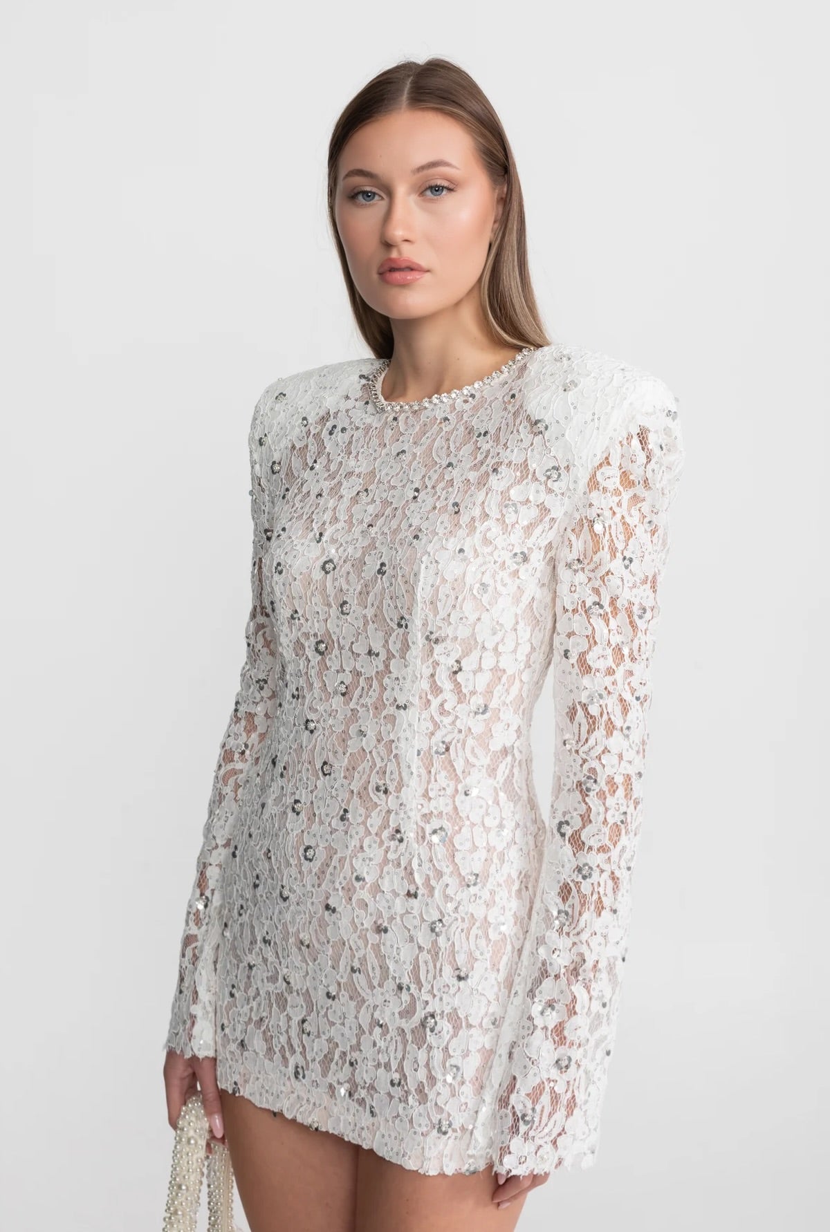 Mini abito in pizzo con paillettes e spalle strutturate – Bianco