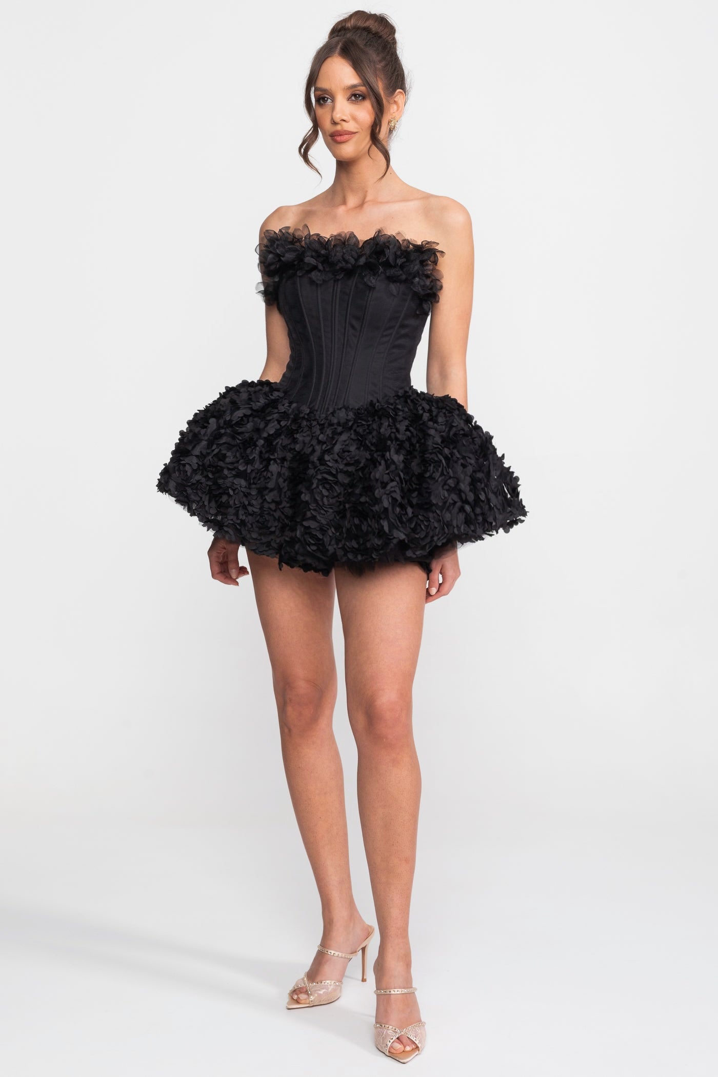 Mini abito corsetto senza spalline con gonna in appliqué di rose 3D - Nero