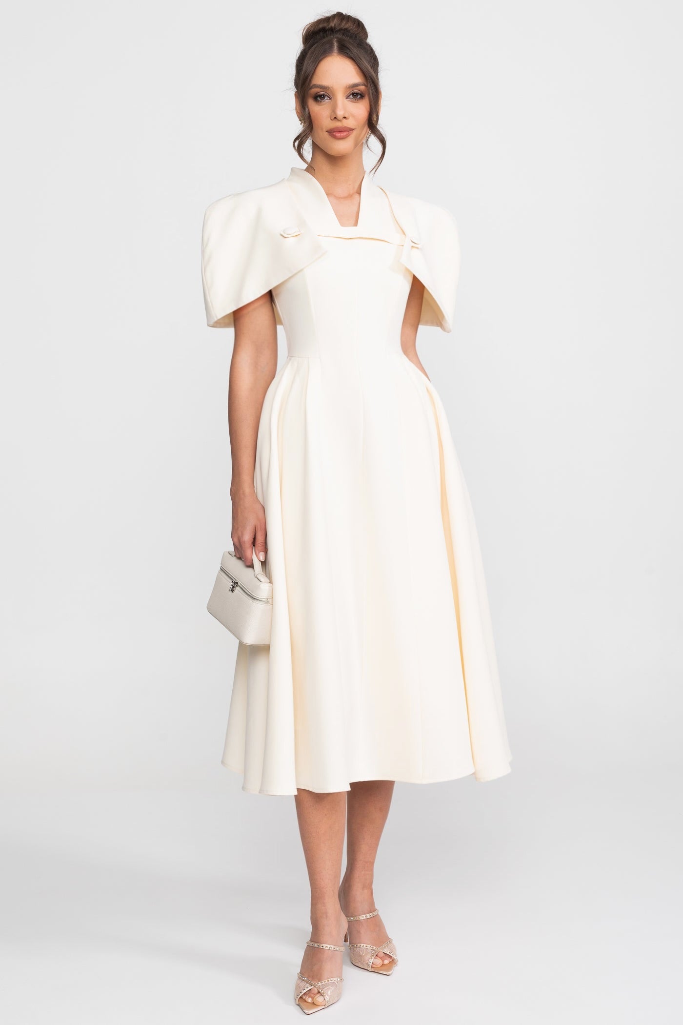 Abito midi a trapezio con spalle strutturate a mantella - Cream