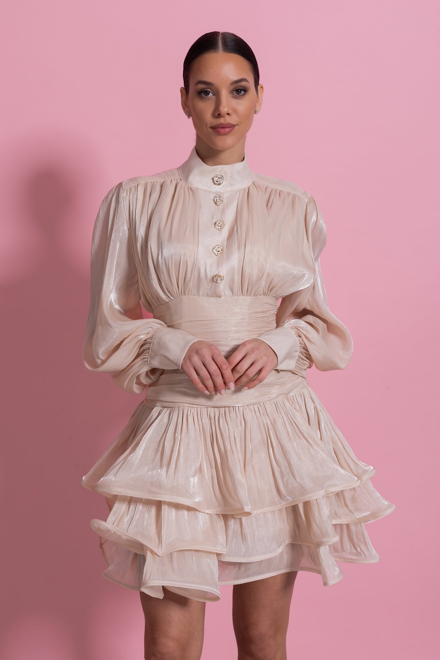 Abito Mini Drappeggiato a Maniche Lunghe con Gonna a Balze a Strati - Champagne