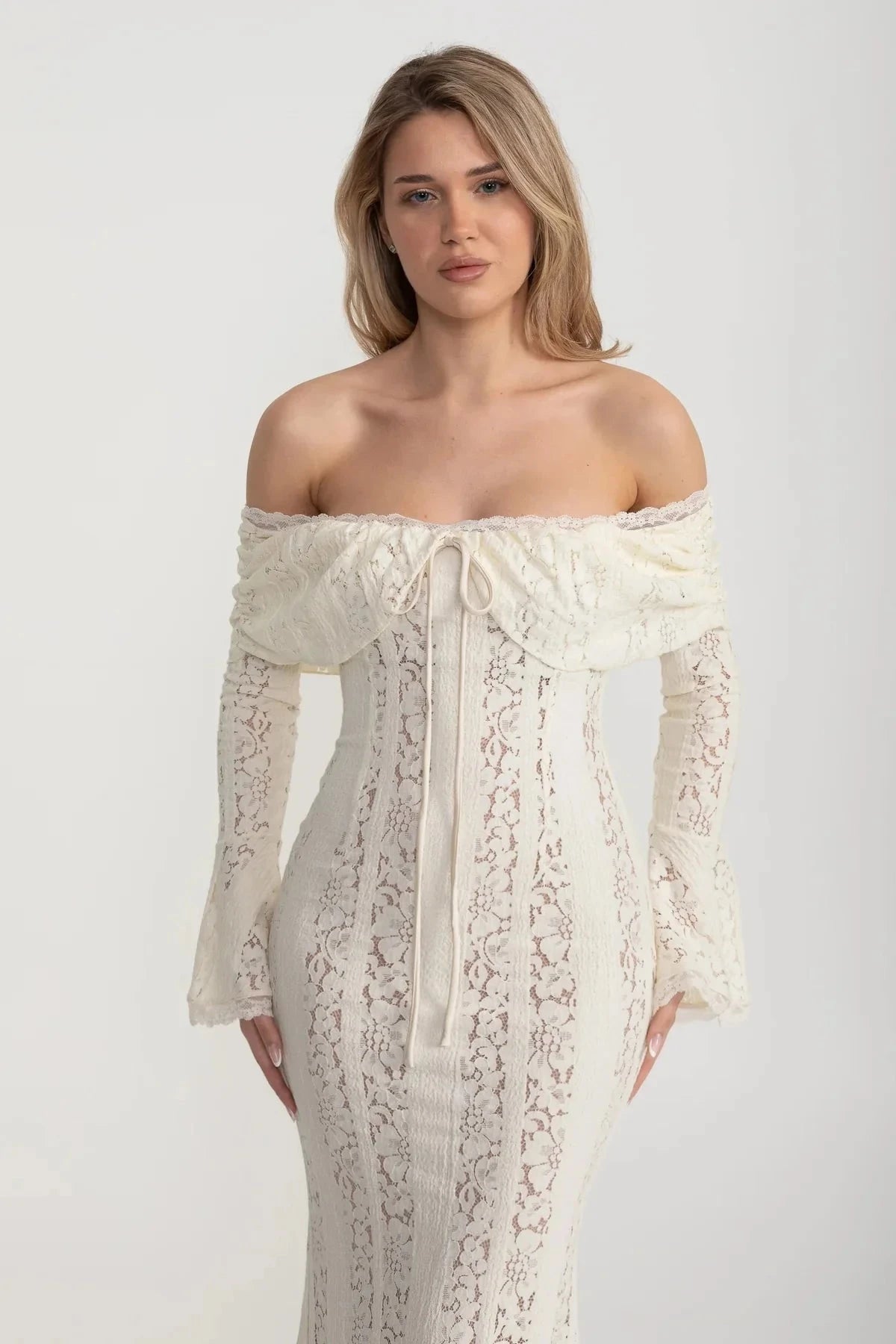Elegant Off-Shoulder Lace Gown With Long Flared Sleeves - Ivoire