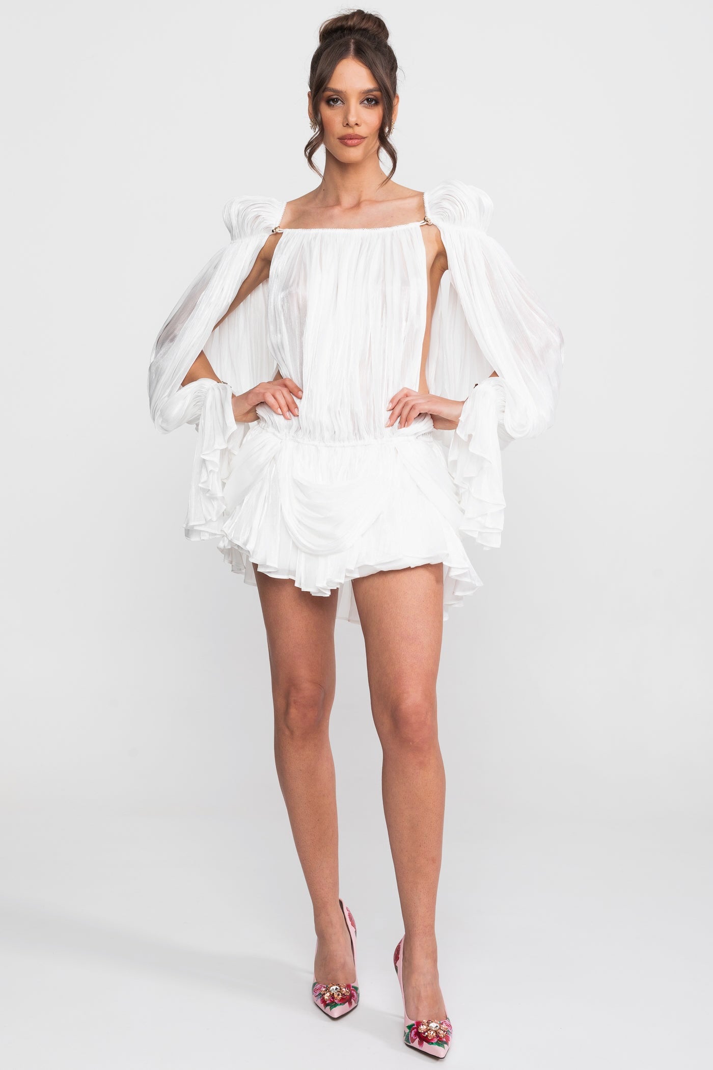 Abito Mini Trasparente Drappeggiato Con Maniche a Mantella E Dettaglio Clip Dorata - Bianco