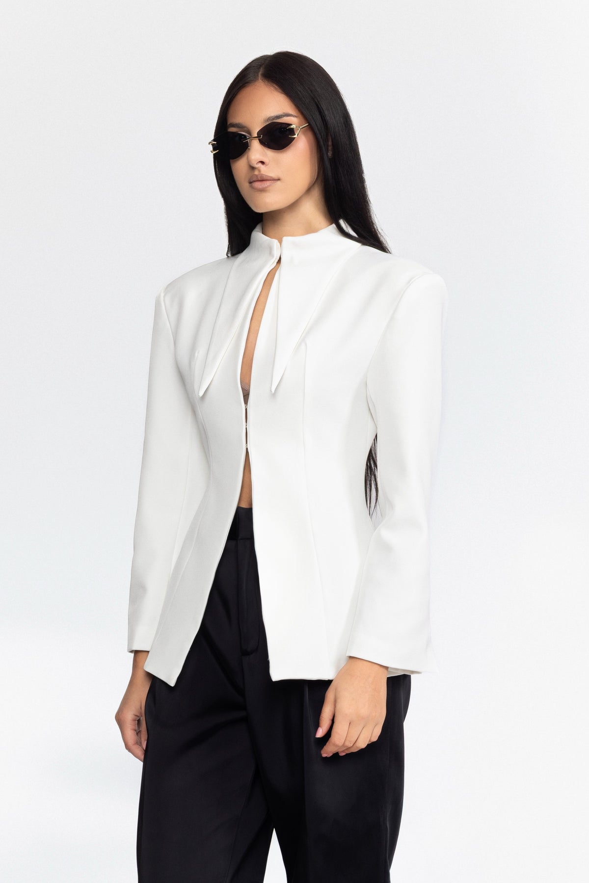 Blazer bianco scolpito con colletto a punta e chiusura frontale con ganci