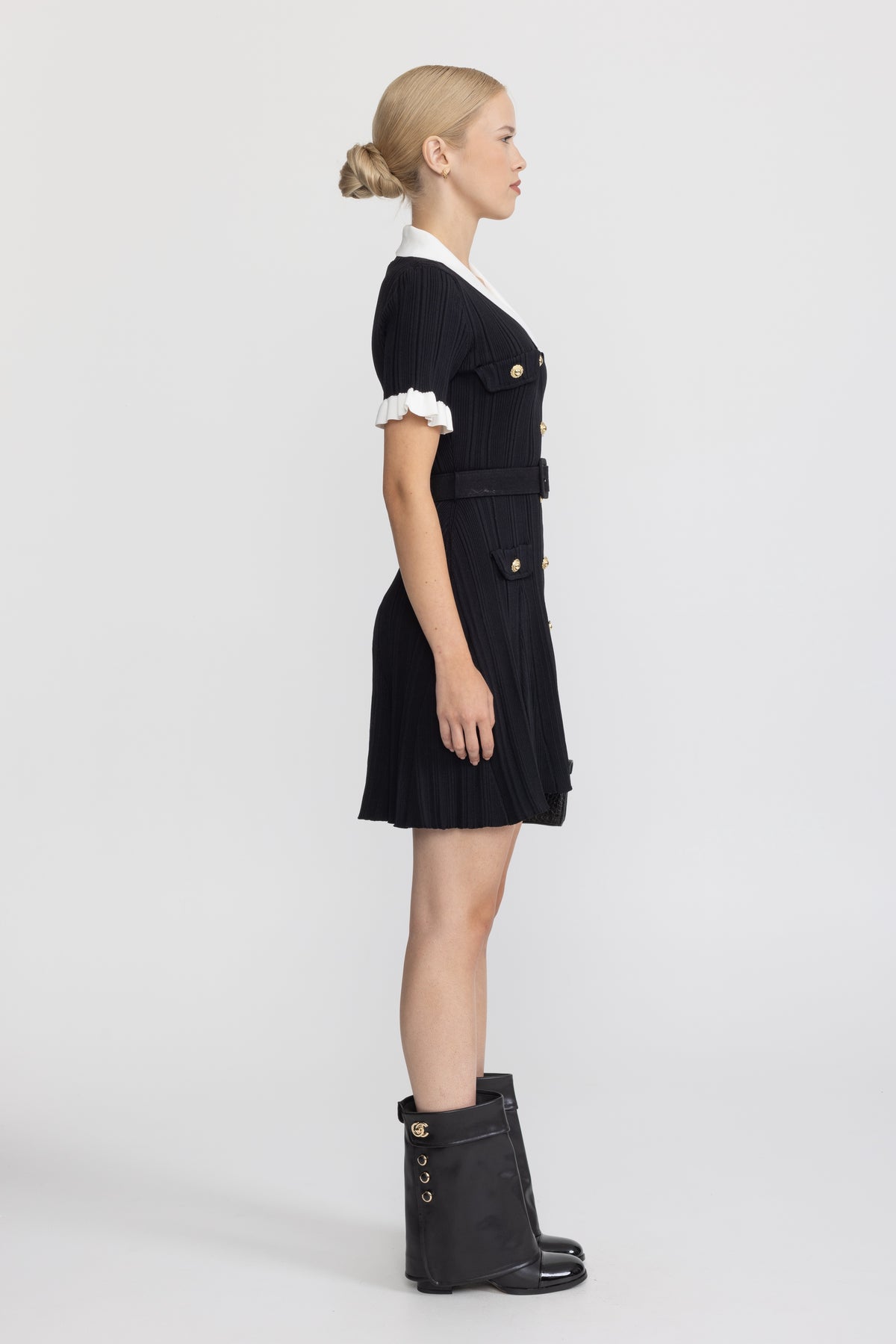 Abito mini in maglia a coste con colletto a contrasto e cintura - Nero