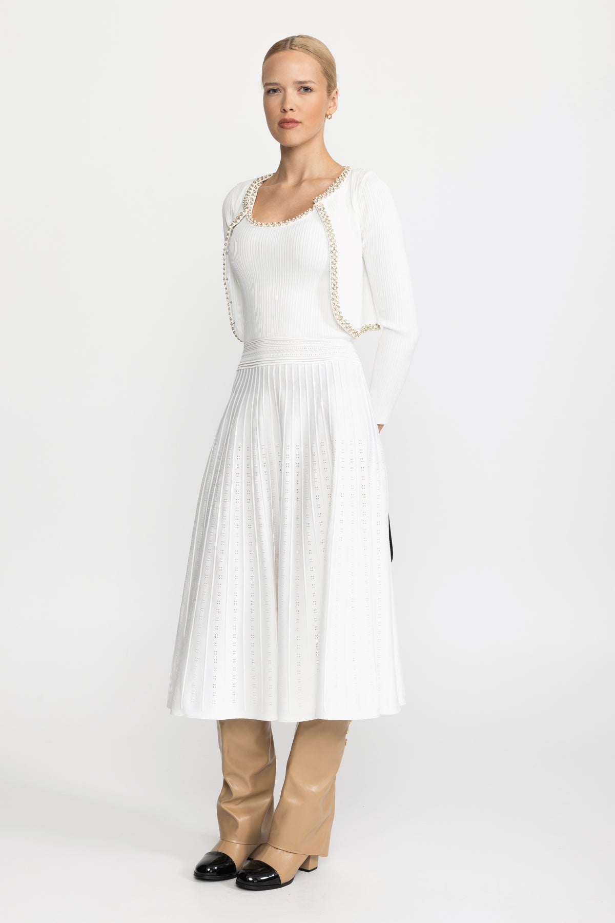 Set con abito midi in maglia a canotta con profili di perle e bolero - Bianco