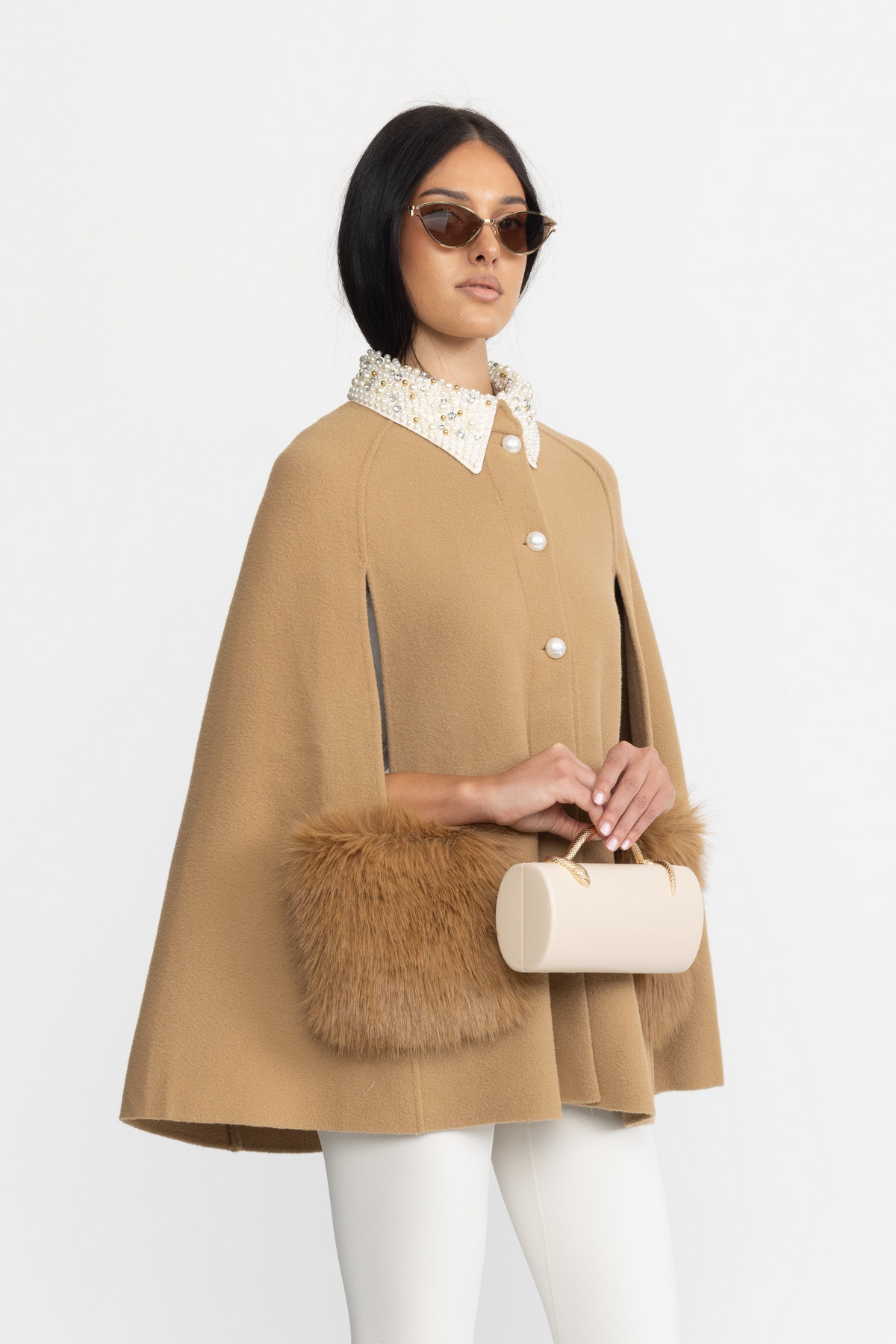Mantella con collo impreziosito da perle e tasche in eco-pelliccia - Cammello
