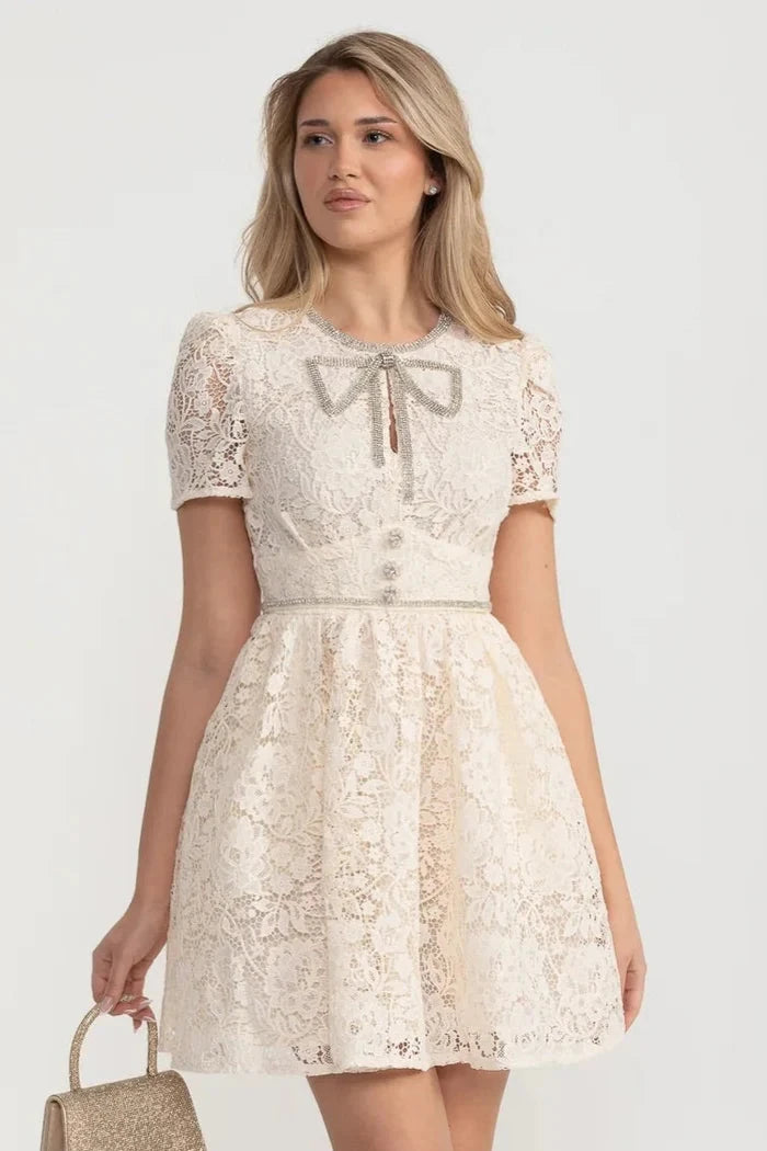 Short Sleeved Lace Dress With Rounded Neckline And Decorative Bow - Ivoire