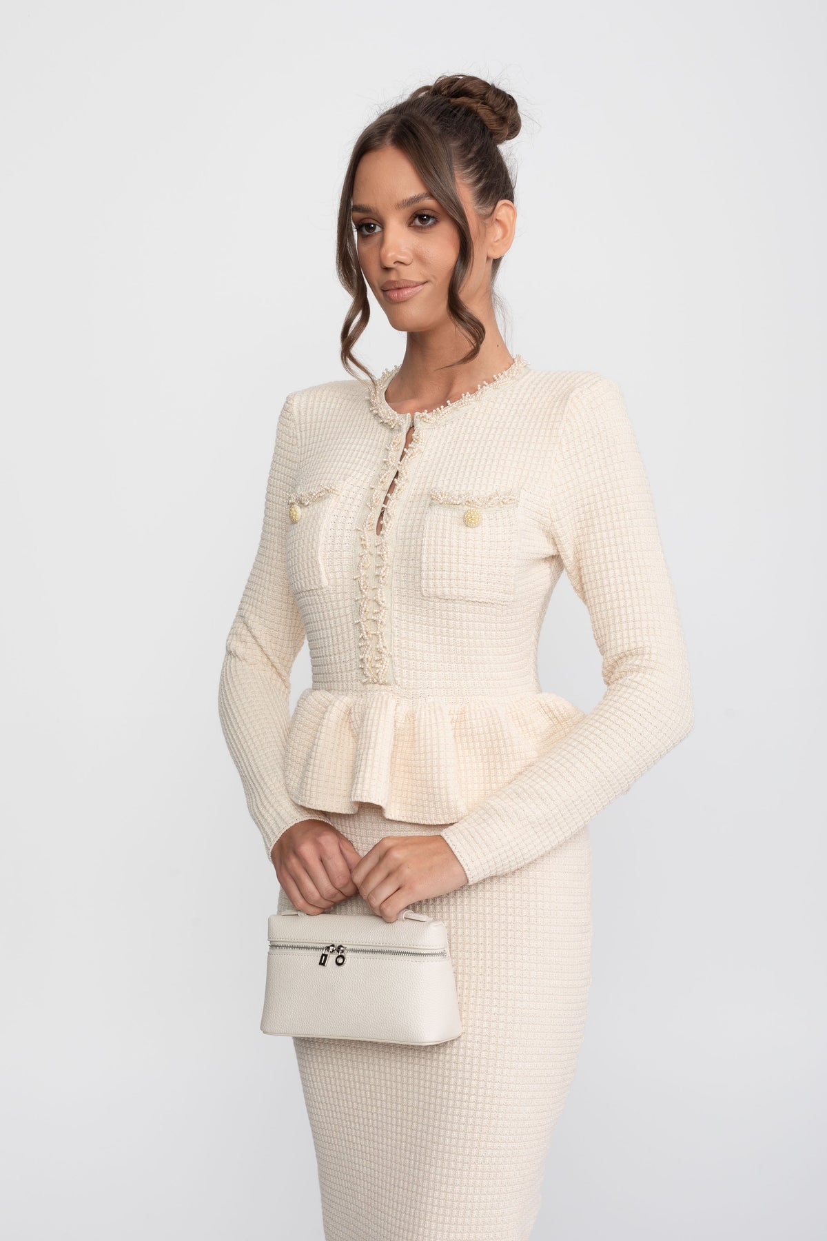 Abito Peplum in Maglia con Rifinitura Frangiata e Tasche Frontali sul Petto - Beige