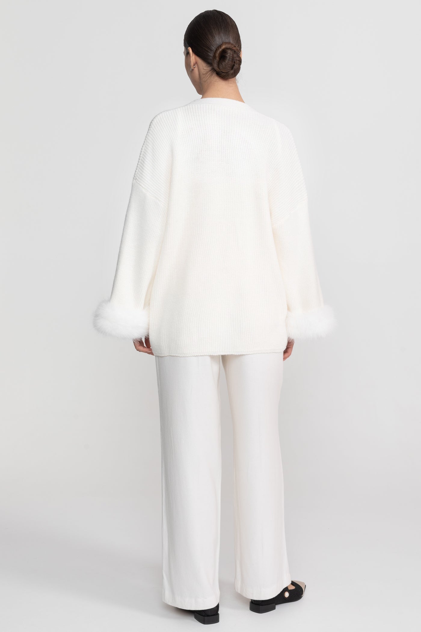 Completo a Due Pezzi in Maglia con Decorazioni in Cristallo e Polsini Rifiniti - Bianco