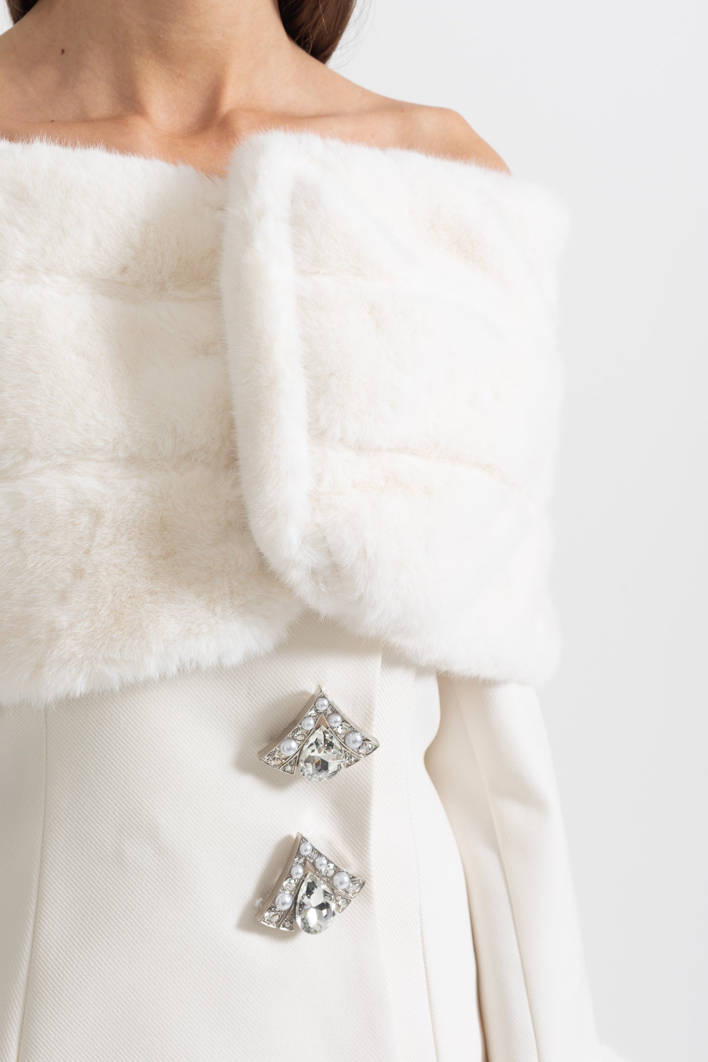 Completo Due Pezzi con Stola in Pelliccia Ecologica, Polsini e Gonna Midi - Bianco