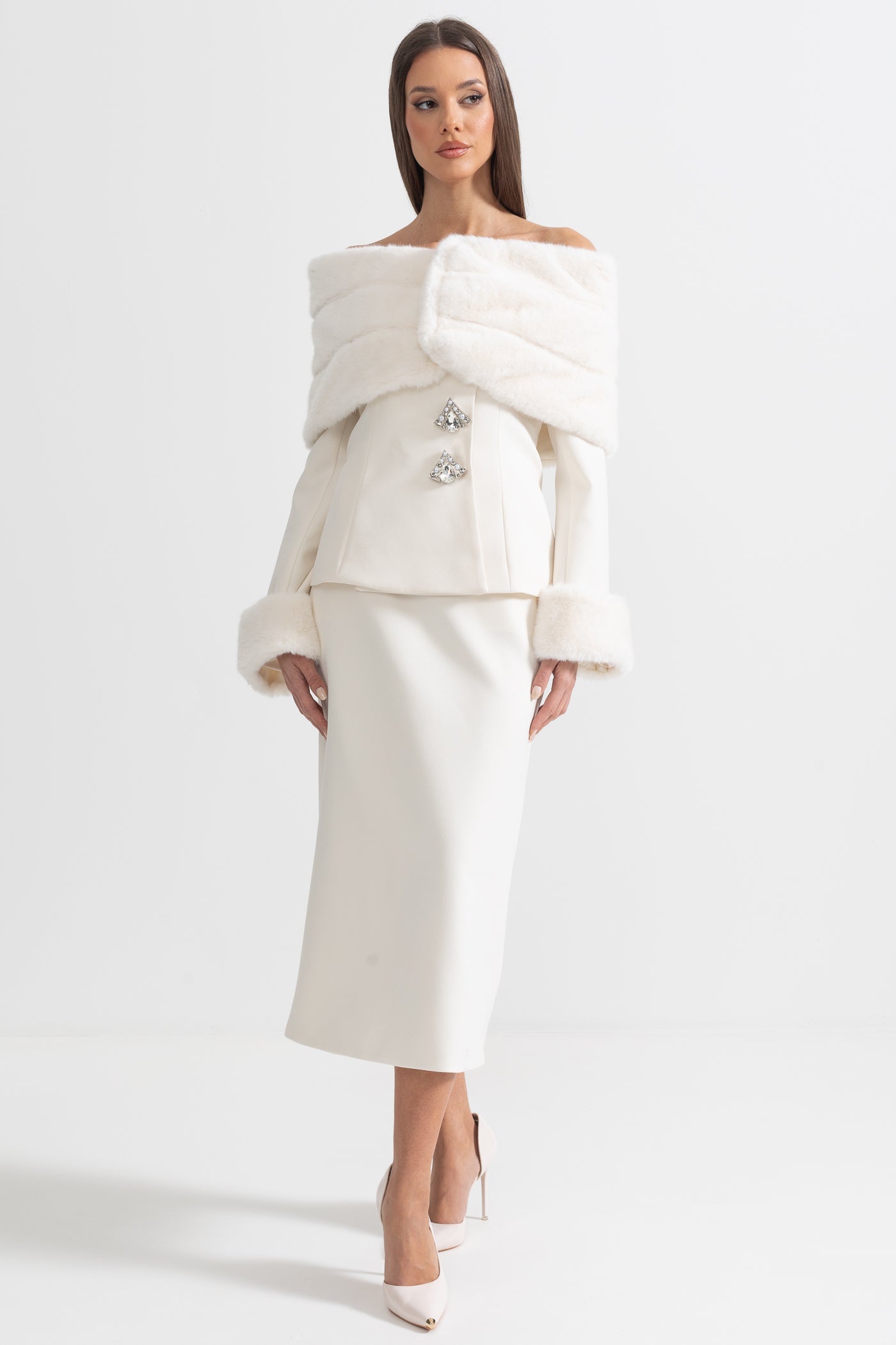 Completo Due Pezzi con Stola in Pelliccia Ecologica, Polsini e Gonna Midi - Bianco