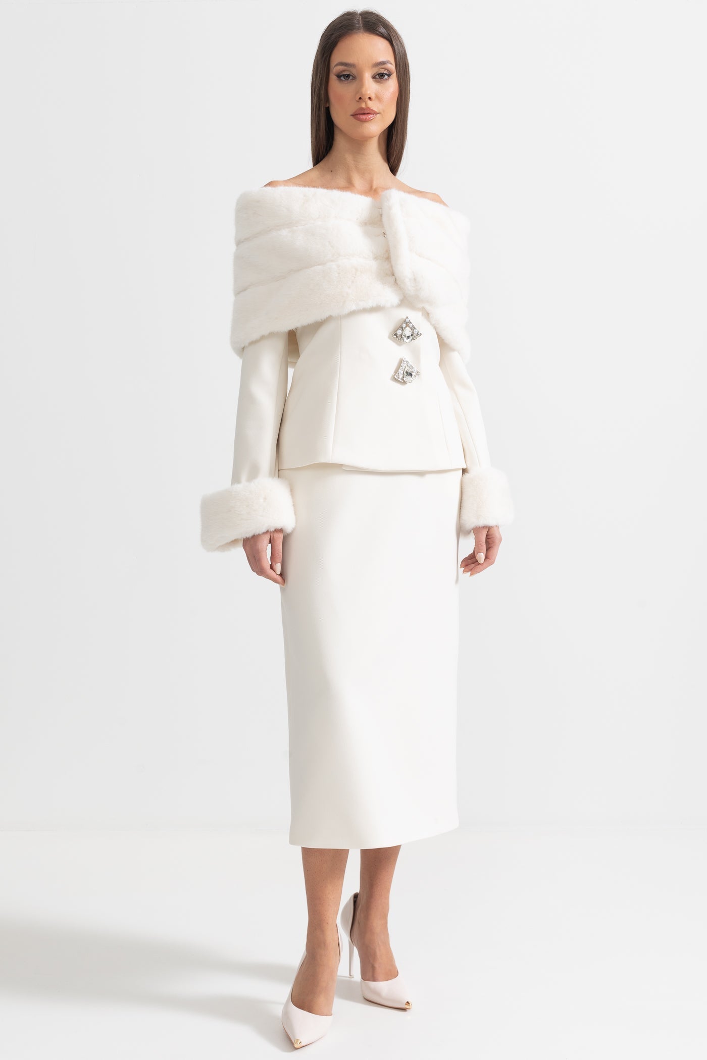 Completo Due Pezzi con Stola in Pelliccia Ecologica, Polsini e Gonna Midi - Bianco