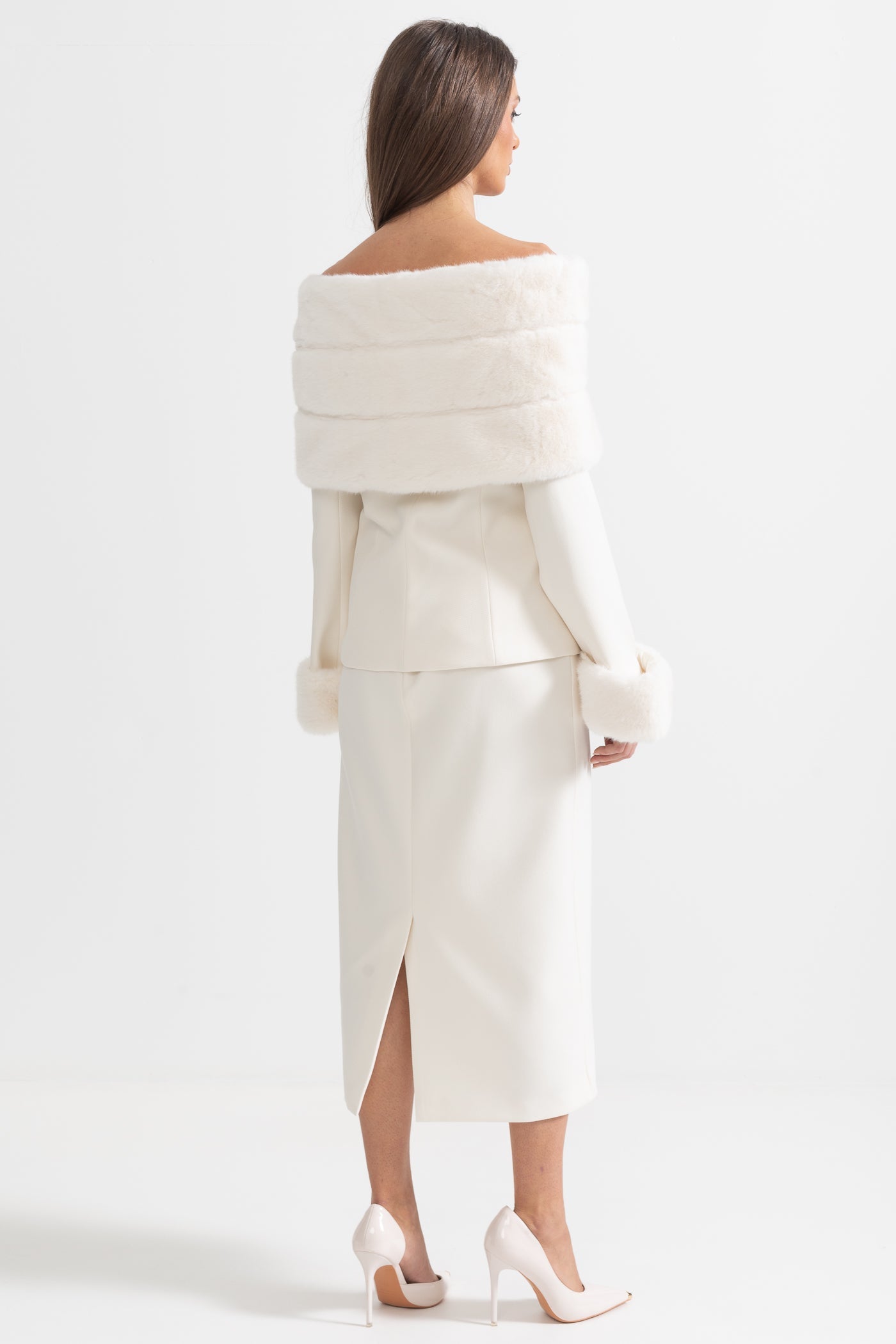 Completo Due Pezzi con Stola in Pelliccia Ecologica, Polsini e Gonna Midi - Bianco