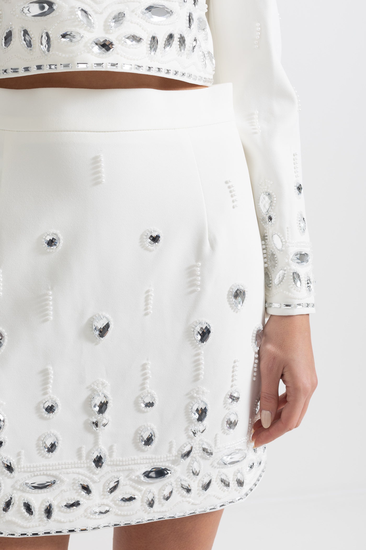 Coordinato con Mini Gonna Decorato con Diamanti - Bianco
