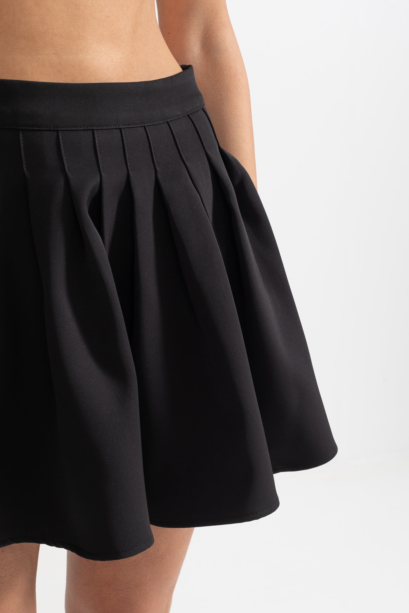 Completo Due Pezzi con Fiocchi e Bottoni Dorati - Nero