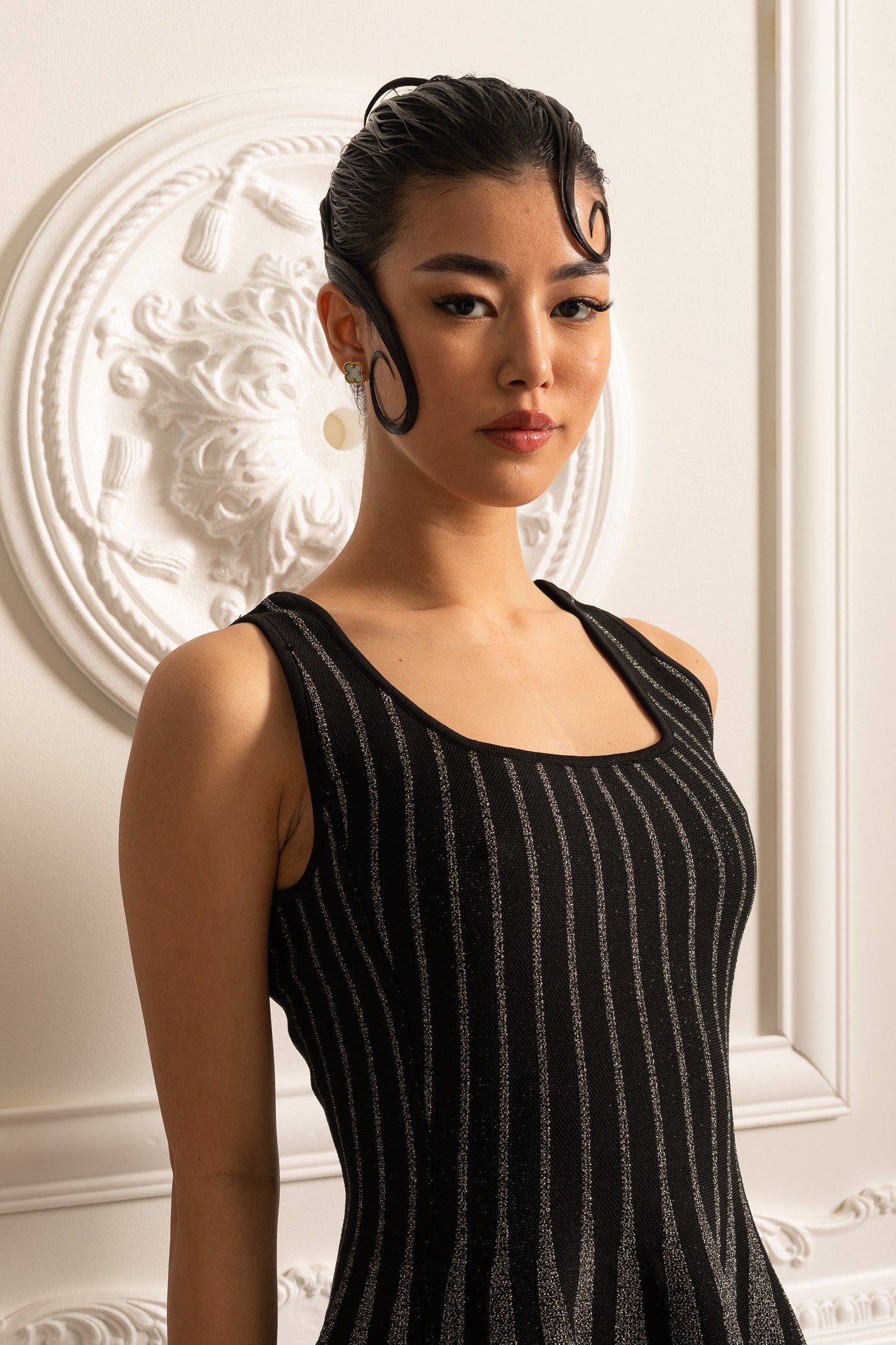 Abito Mini Elegante con Sottili Righe Verticali Argentate - Nero