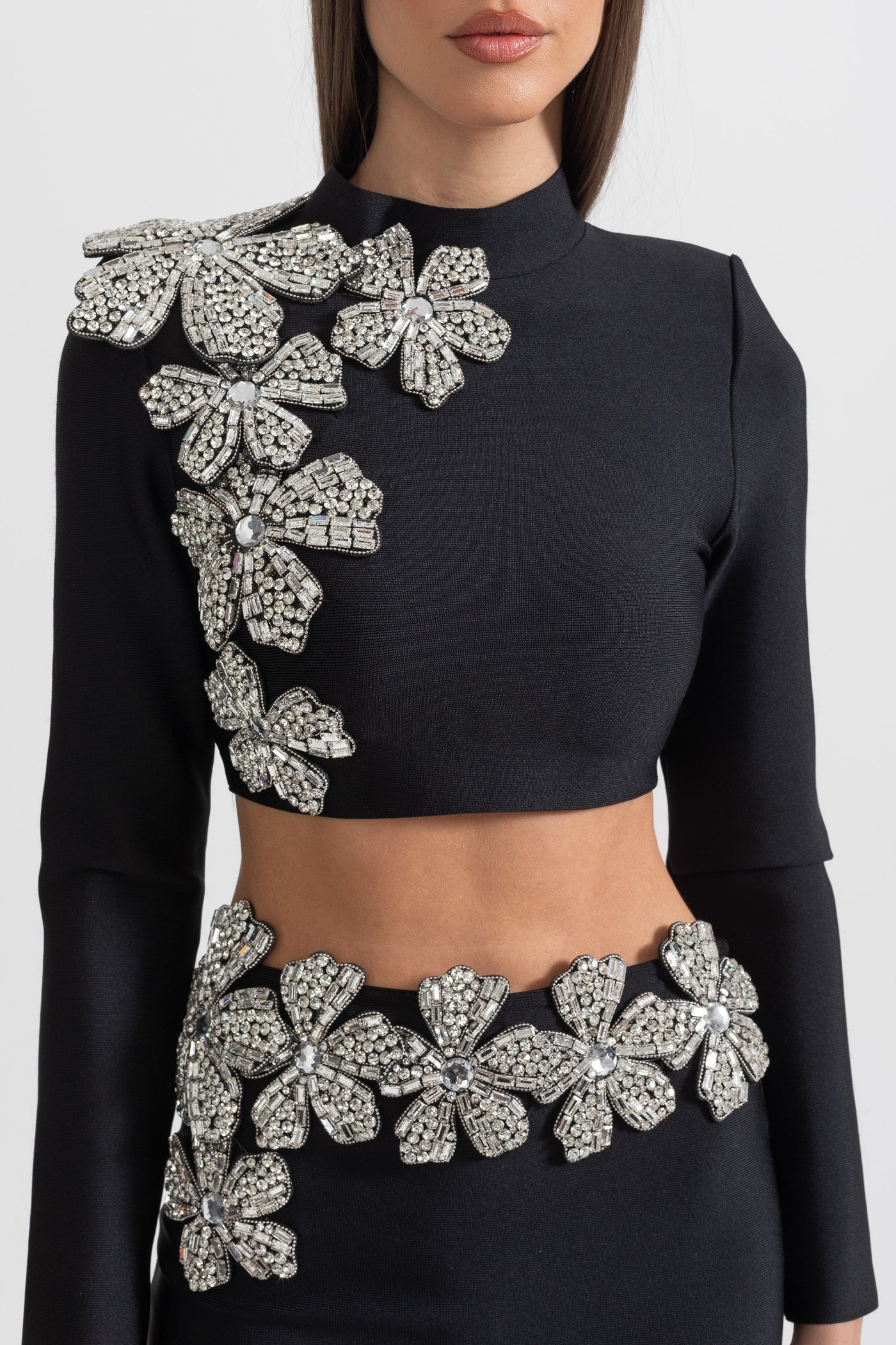 Completo in 2 Pezzi con Accento Fiore di Diamante, Top a Maniche Lunghe e Gonna Maxi - Nero