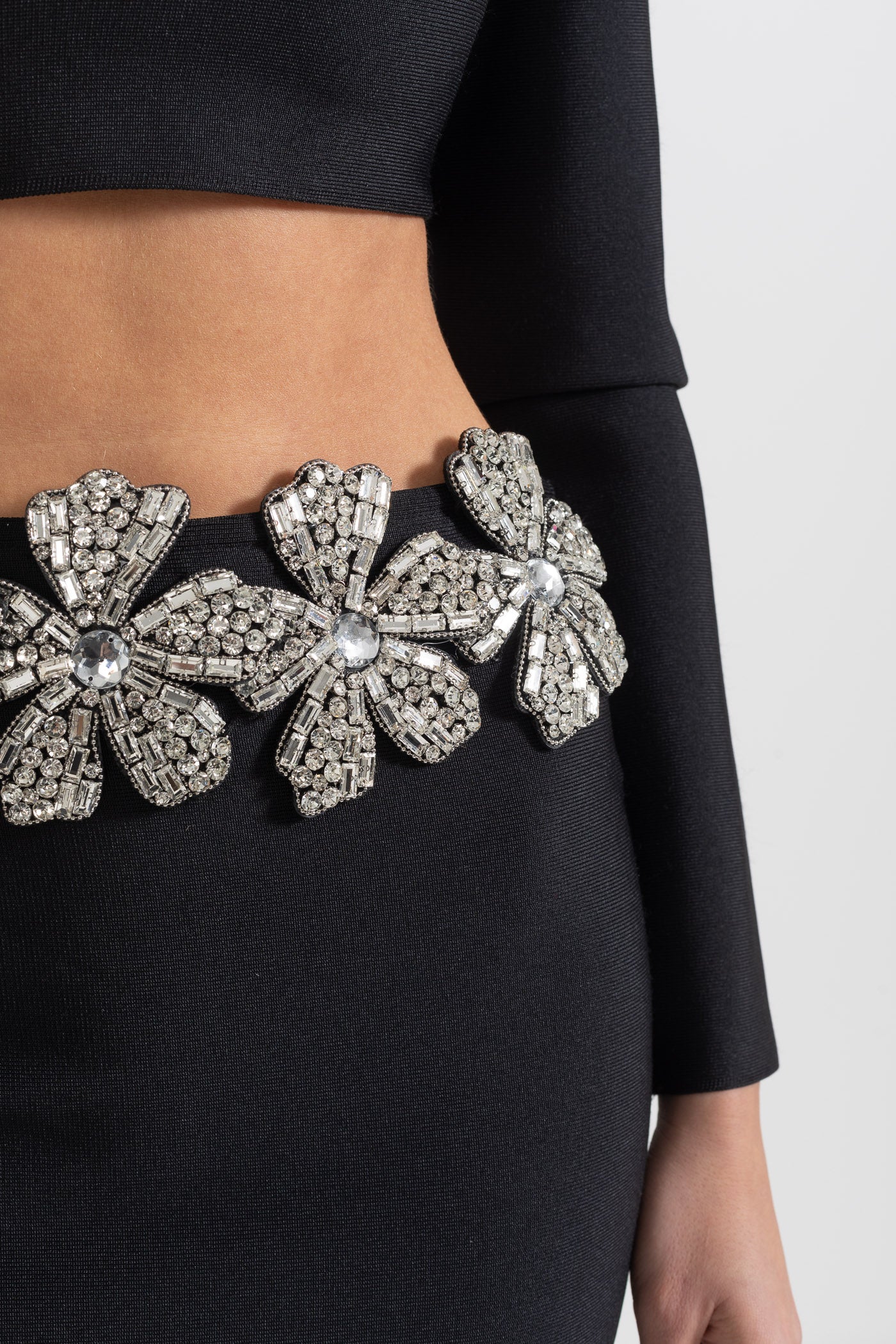 Completo in 2 Pezzi con Accento Fiore di Diamante, Top a Maniche Lunghe e Gonna Maxi - Nero