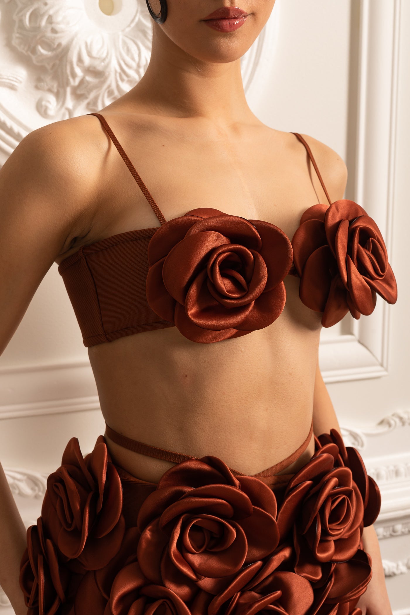 Set Coordinato Elegante in Raso con Decorazioni Floreali 3D - Marrone