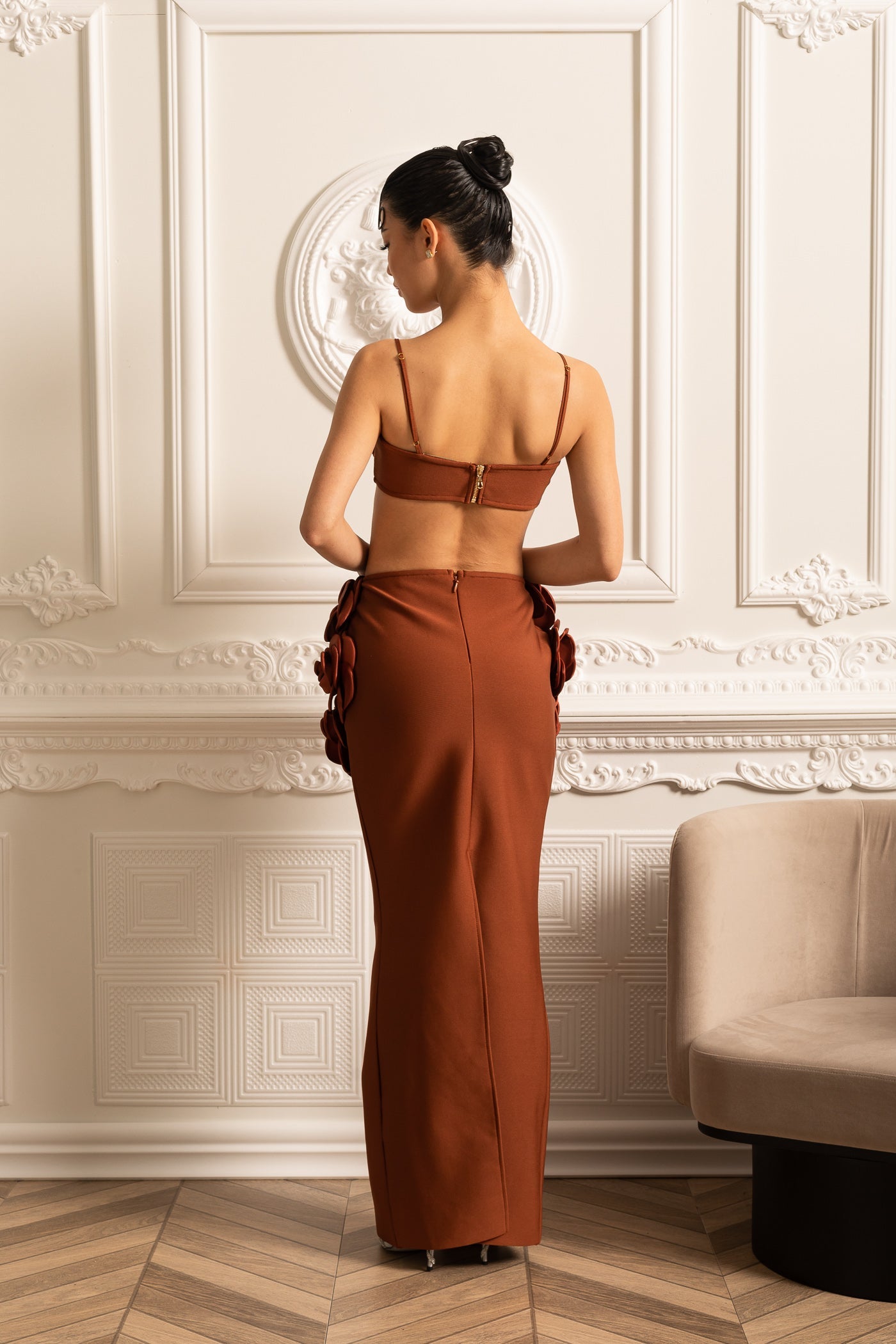 Set Coordinato Elegante in Raso con Decorazioni Floreali 3D - Marrone