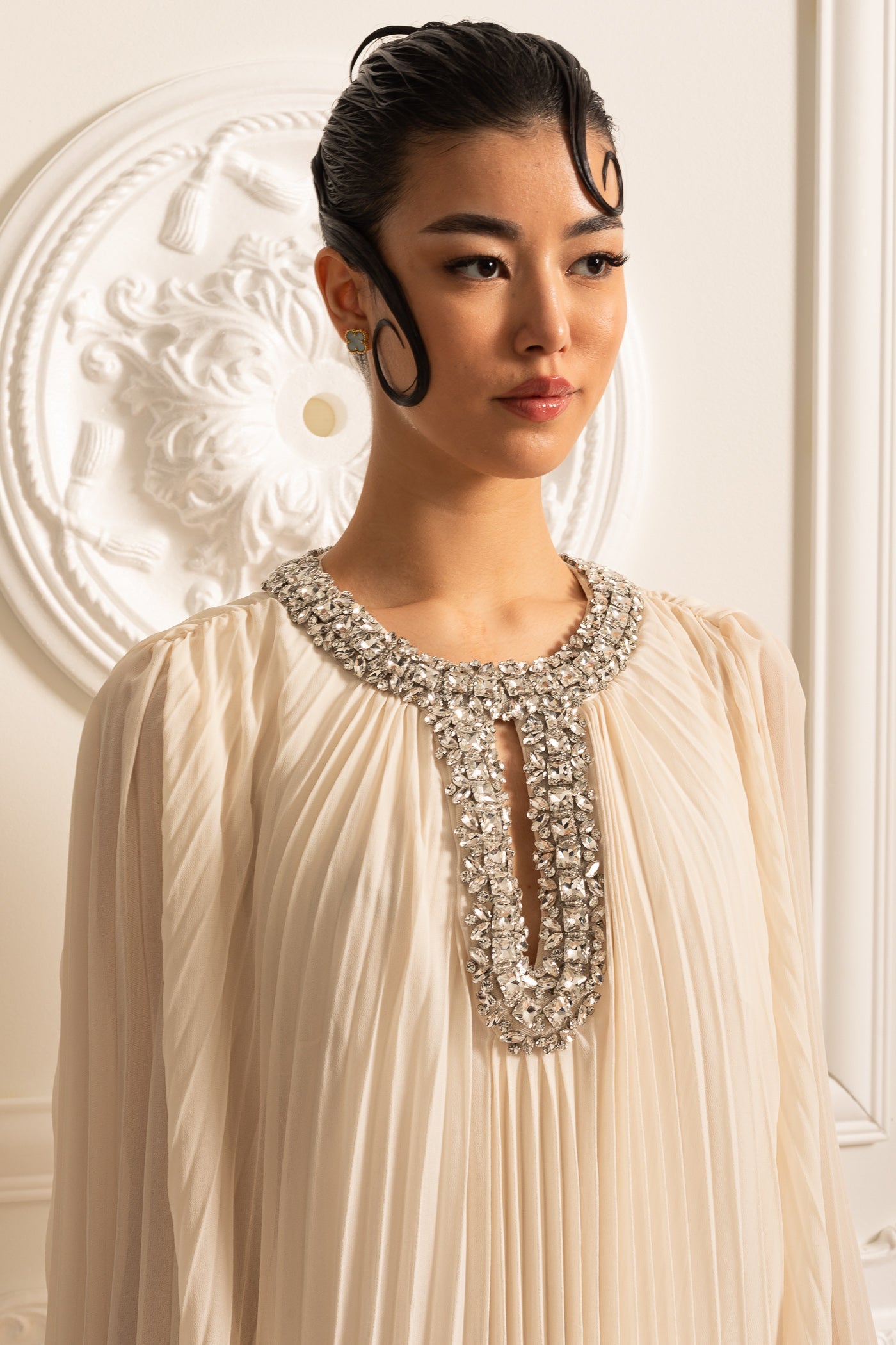 Abito Lungo Plissettato con Polsini in Piume e Scollo Scintillante - Ivoire