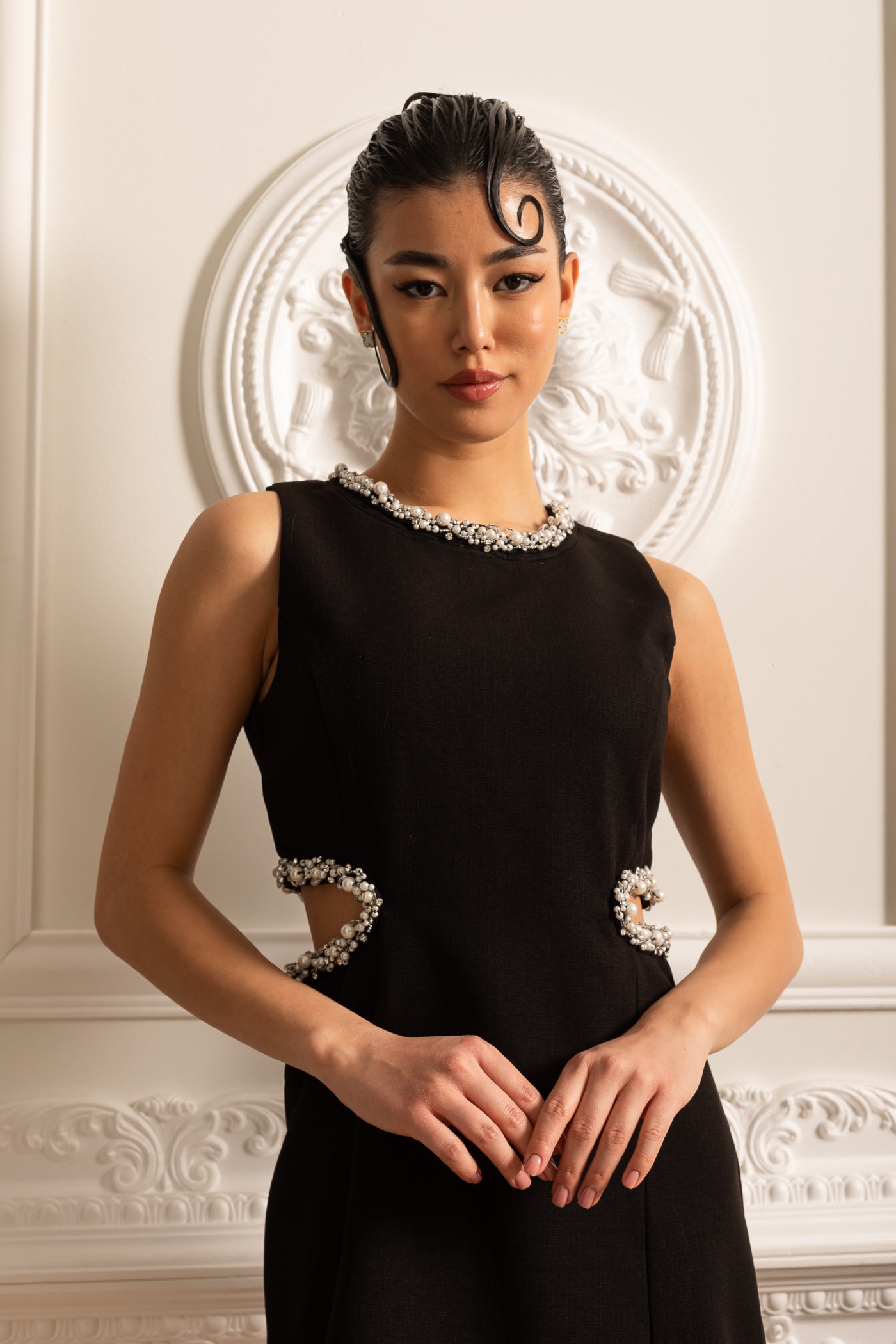 Abito Mini Elegante con Spacchi Laterali e Dettagli in Perle - Nero