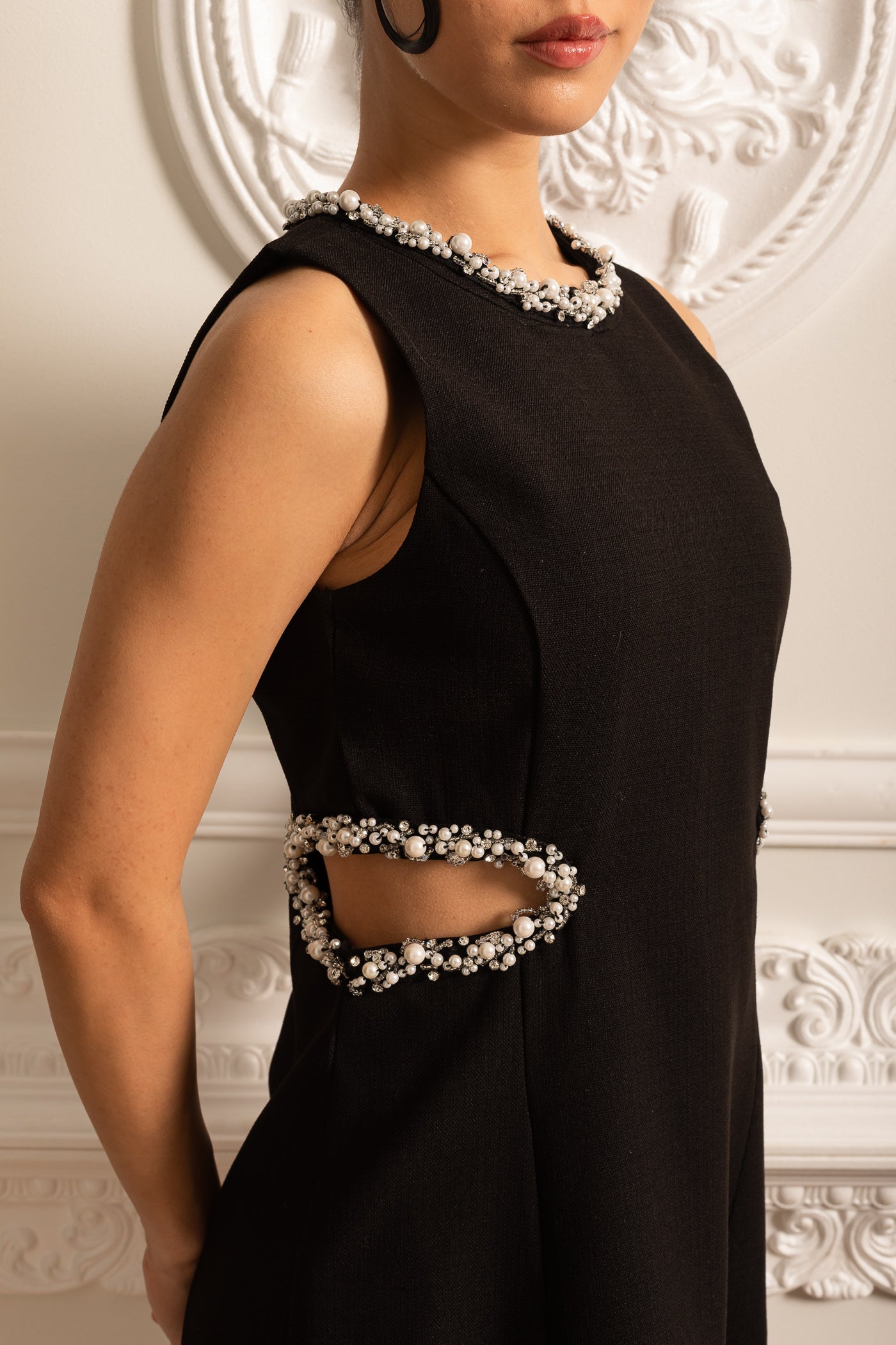 Abito Mini Elegante con Spacchi Laterali e Dettagli in Perle - Nero