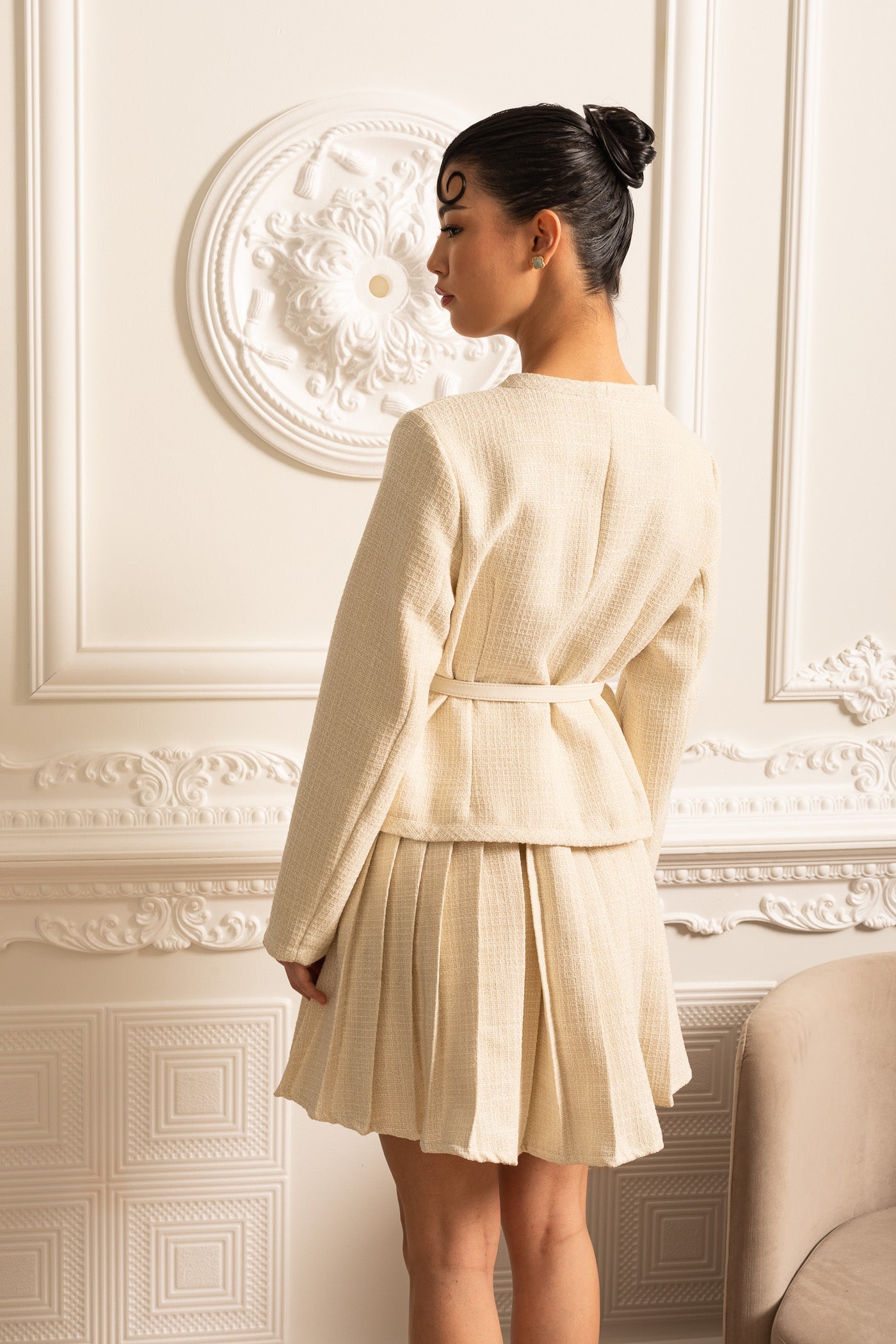 Completo Coordinato Testurizzato con Top a Maniche Lunghe e Gonna Mini Plissettata Abbinata - Ivoire