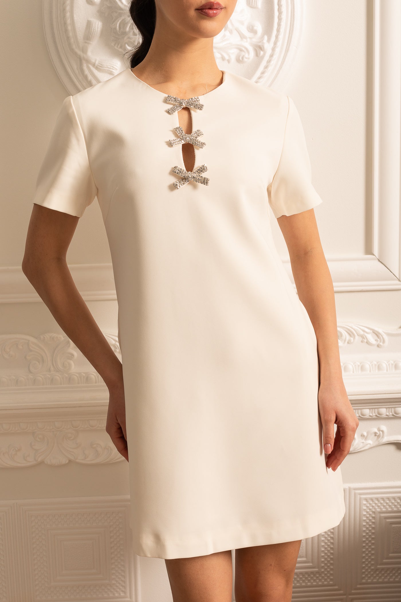 Mini abito bianco a maniche corte con fiocchi scintillanti sul collo