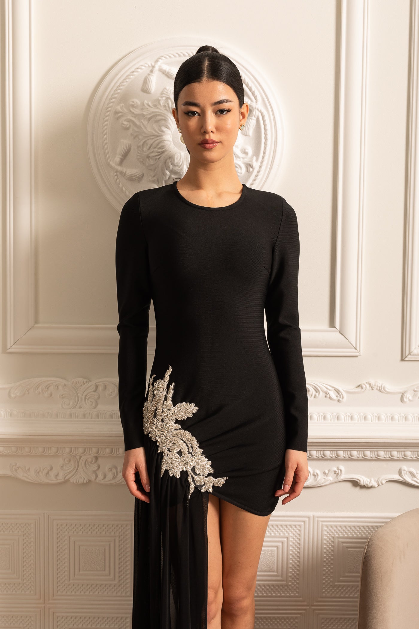 Abito aderente asimmetrico con decorazioni bianche sui fianchi ed estensione trasparente fino a terra - Nero