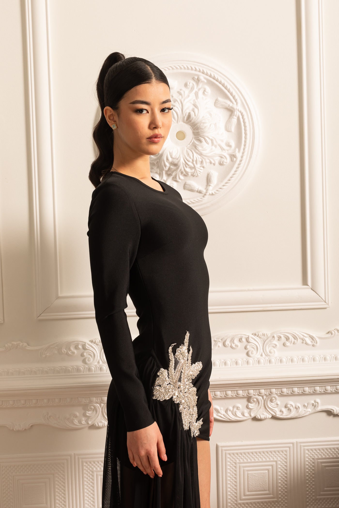 Abito aderente asimmetrico con decorazioni bianche sui fianchi ed estensione trasparente fino a terra - Nero