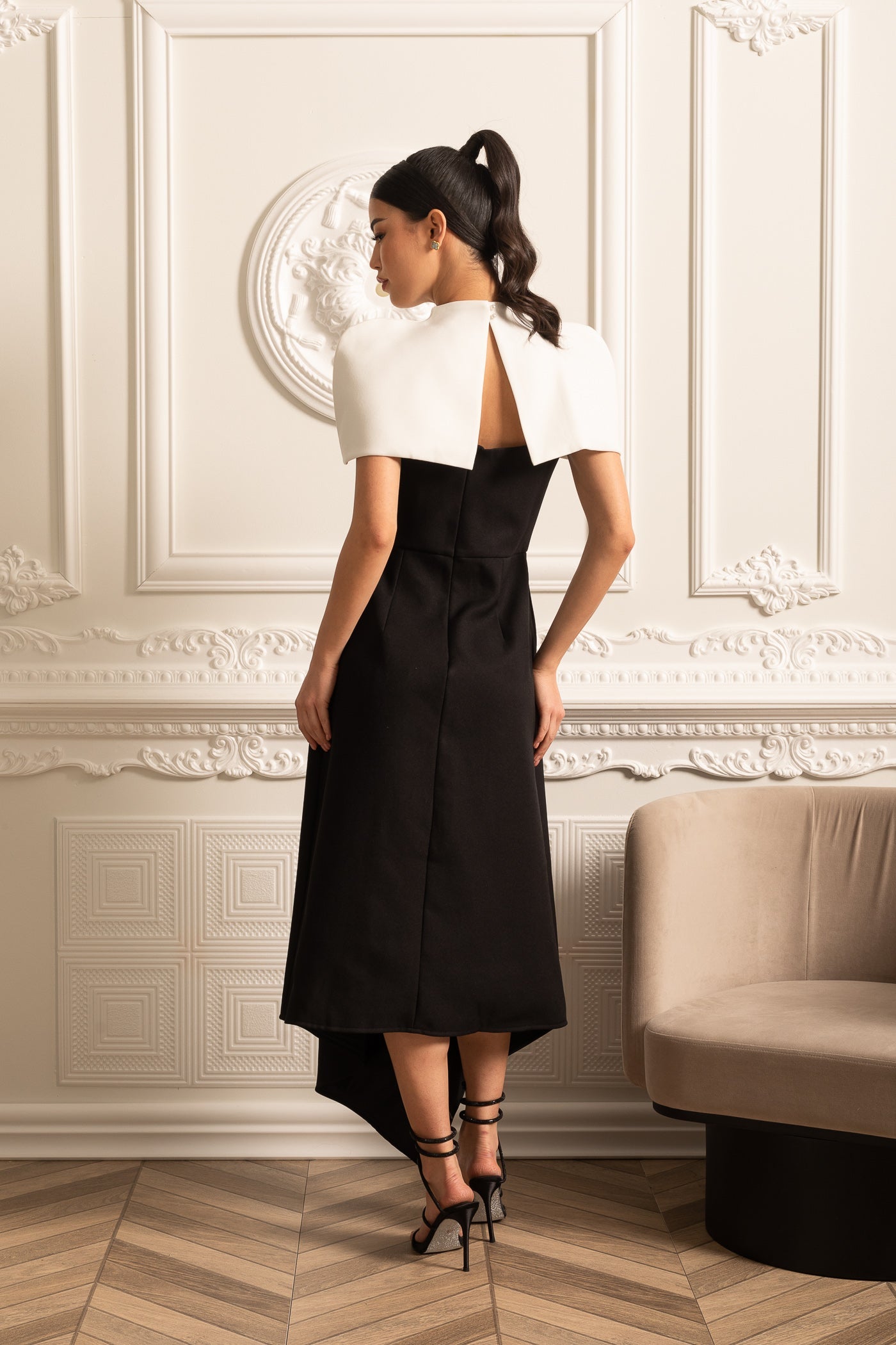 Elegante Abito Asimmetrico con Mantellina Staccabile Bianca a Contrasto - Nero