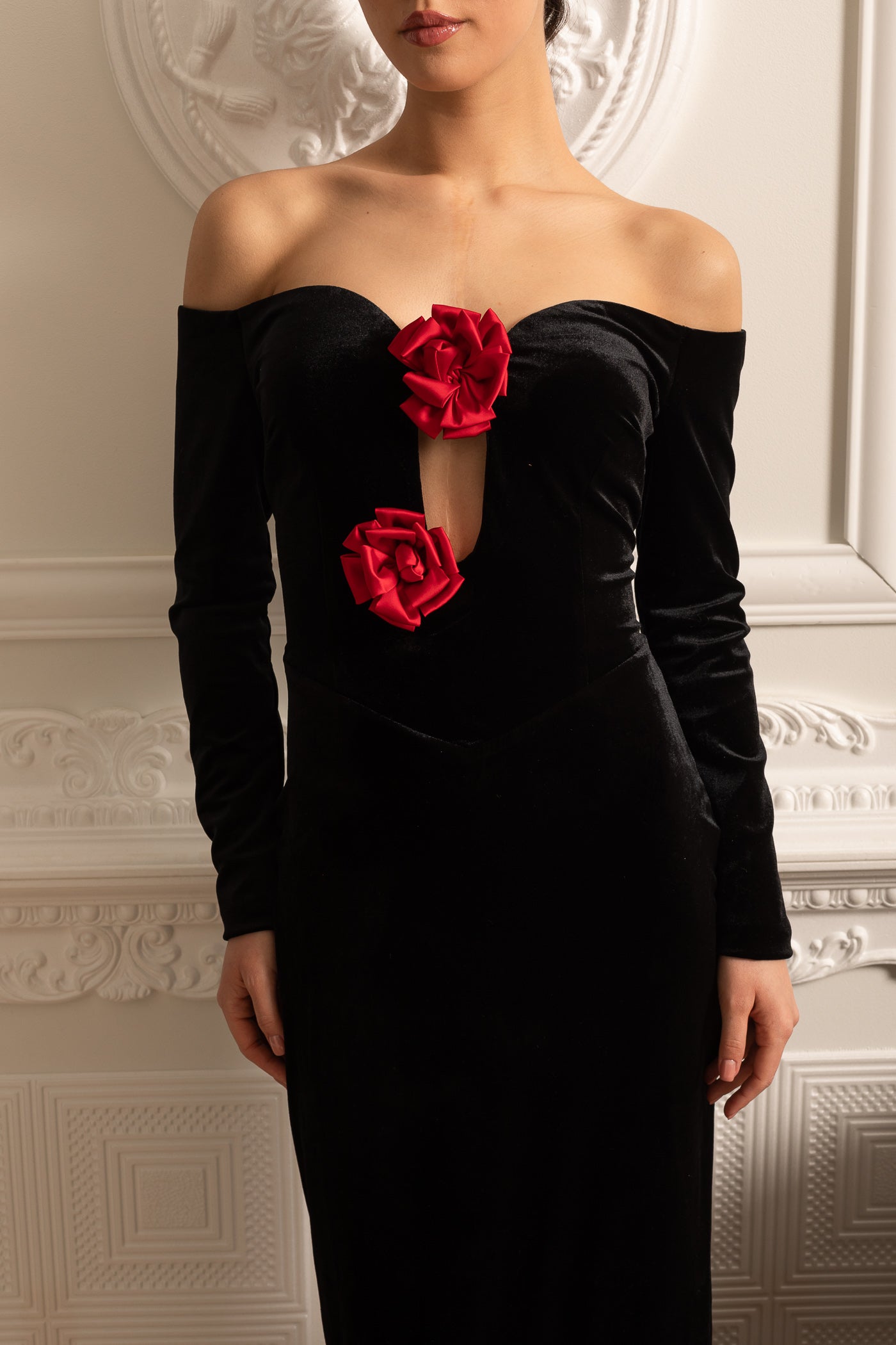 Abito in velluto con scollo a barca profondo e dettagli di rose rosse - Nero