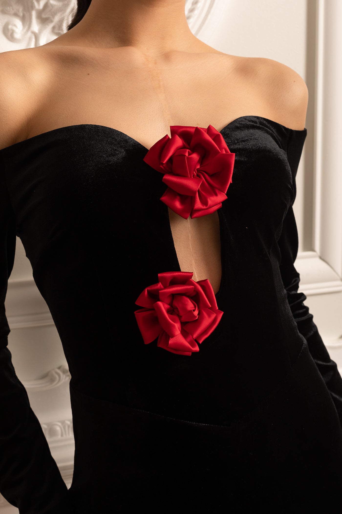 Abito in velluto con scollo a barca profondo e dettagli di rose rosse - Nero