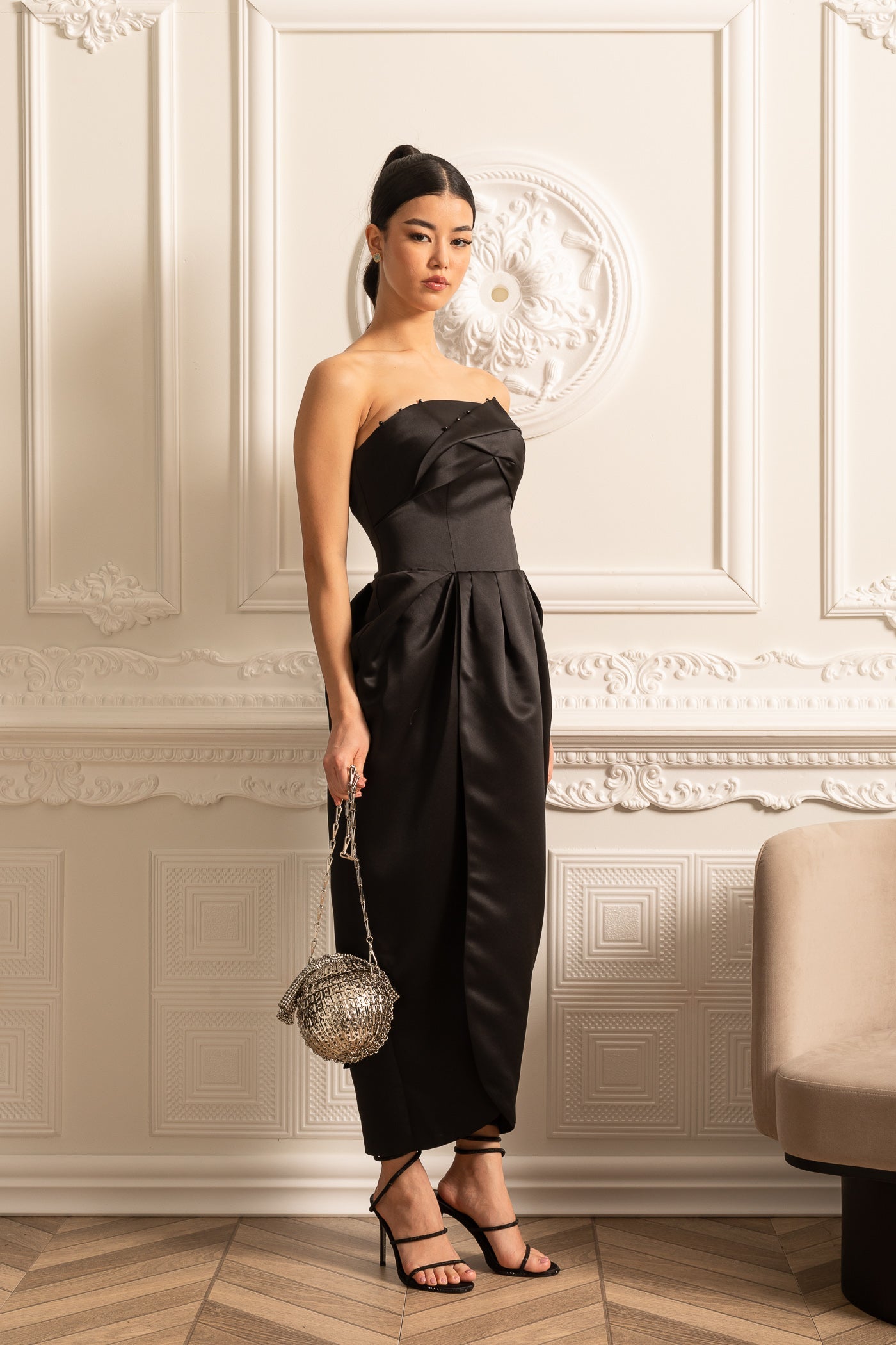 Abito Midi Senza Spalline con Dettaglio Arricciato sul Seno - Nero